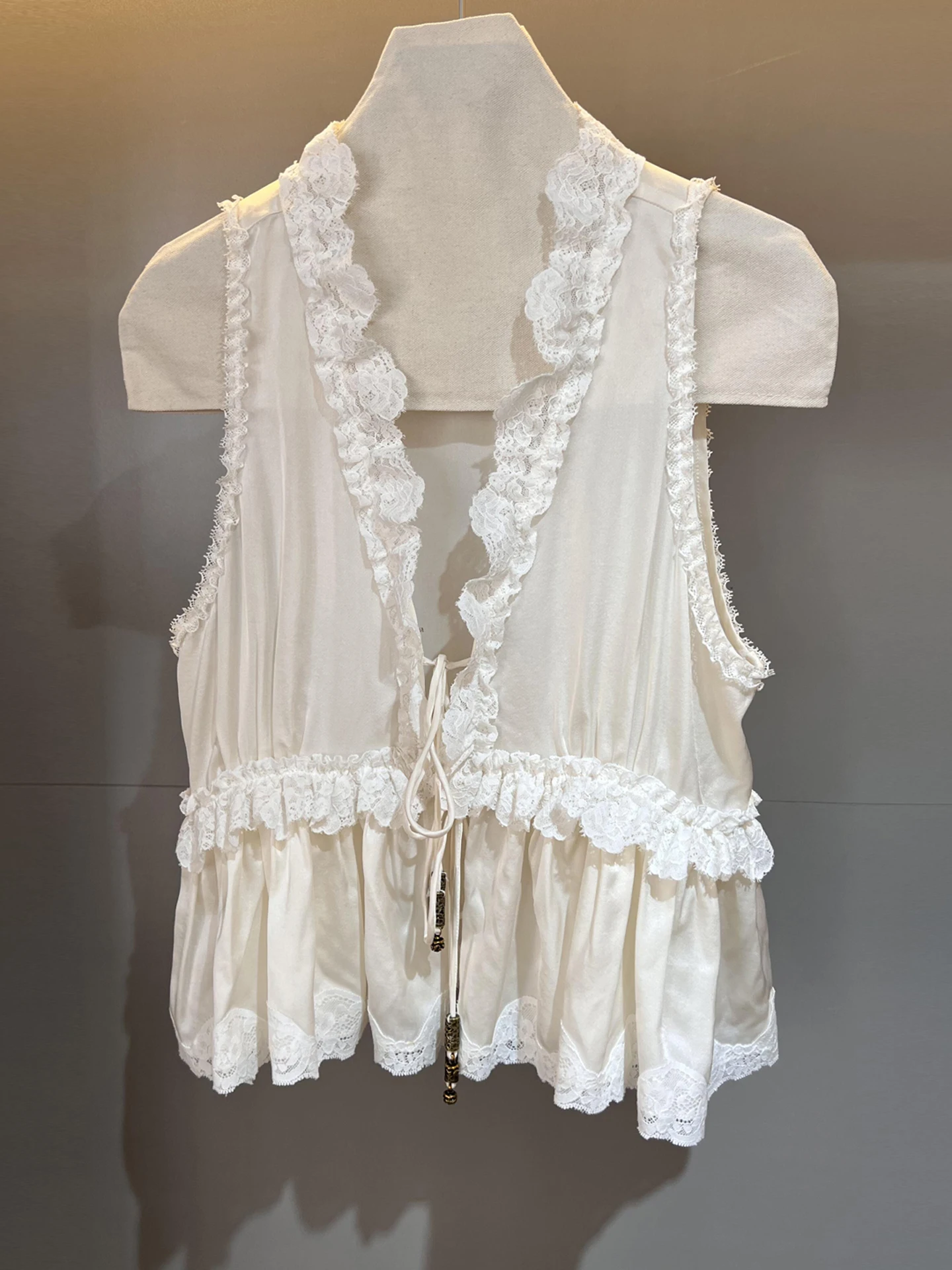 Pure Desire Summer V-neck Lace Splicing Hem Vest Top Women's High-end Fashion Commute Style Loose Fit Sleeveless Shirt
Pure Desire Summer V-neck Lace Splicing Hem Vest Top Women's High-end Fashion Commute Style Loose Fit Sleeveless Shirt