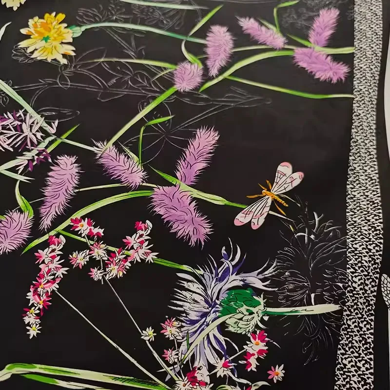 Черная основа, поплиновая хлопковая ткань с принтом растений, цветов и стрекозы для женского платья, блузки, ткань «сделай сам», швейный материал 
Черная основа, поплиновая хлопковая ткань с принтом растений, цветов и стрекозы для женского платья, блузки, ткань «сделай сам», швейный материал