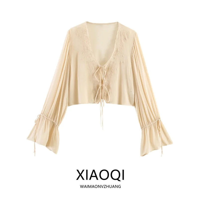 New Summer 2026 Women's Embroidered V-neck Blouse Knot Decoration Commute Style High Waist Long Sleeve Short Length
New Summer 2026 Women's Embroidered V-neck Blouse Knot Decoration Commute Style High Waist Long Sleeve Short Length