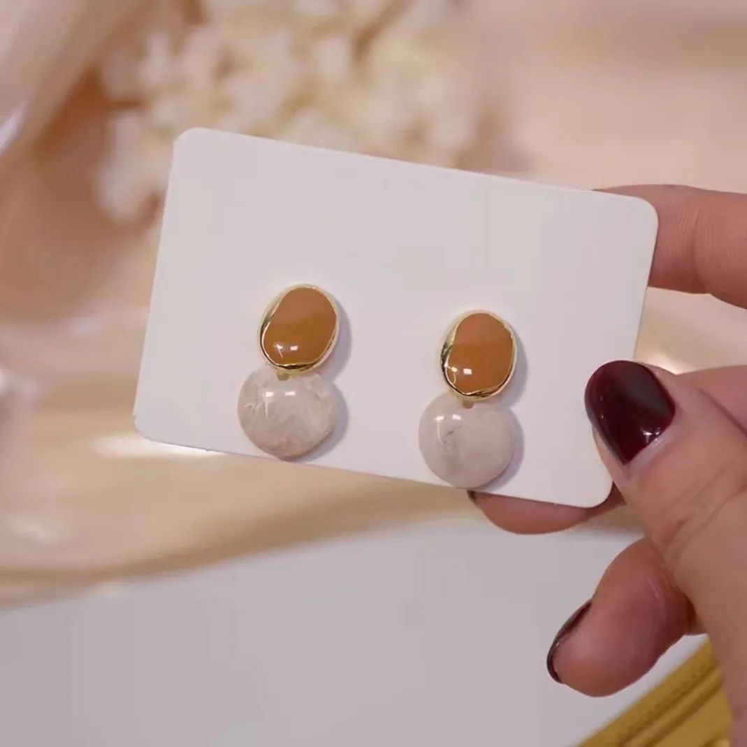 Autumn and Winter Irregular Enamel Retro Stud Earrings For Women Temperament Fashion Earrings Valentine's Day Christmas Gift
Autumn and Winter Irregular Enamel Retro Stud Earrings For Women Temperament Fashion Earrings Valentine's Day Christmas Gift