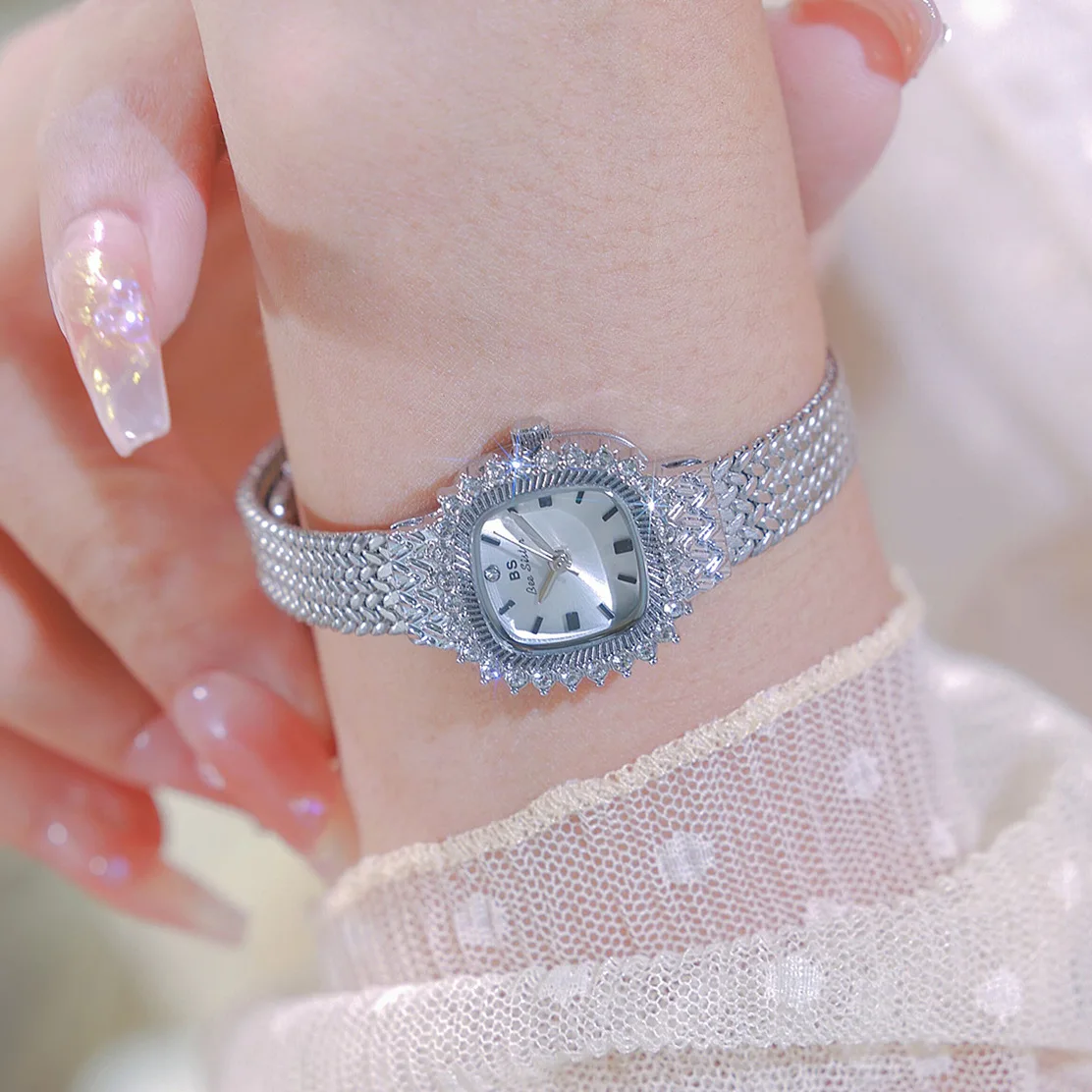 Модные женские часы, браслет в форме пшеницы, цепочка, кварцевые женские часы, темпераментные наручные часы с квадратным циферблатом и бриллиантами
Модные женские часы, браслет в форме пшеницы, цепочка, кварцевые женские часы, темпераментные наручные часы с квадратным циферблатом и бриллиантами