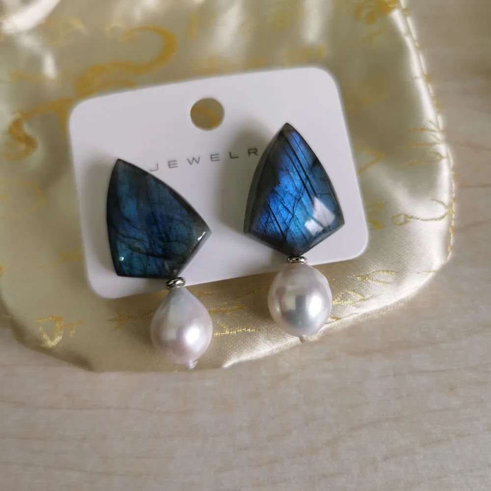 Серьги-подвески MTC·STAR 100% с натуральным синим блеском, серым лунным камнем, лабрадоритом и белым жемчугом (Z14396)
Серьги-подвески MTC·STAR 100% с натуральным синим блеском, серым лунным камнем, лабрадоритом и белым жемчугом (Z14396)