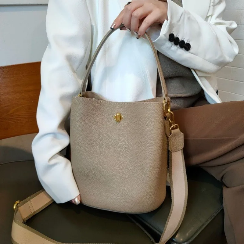 【Premium】Luxury Bag Women, Genuine Leather Shoulder Bag Women 2024 Solid Color fashion Handbag Simple
【Premium】Luxury Bag Women, Genuine Leather Shoulder Bag Women 2024 Solid Color fashion Handbag Simple