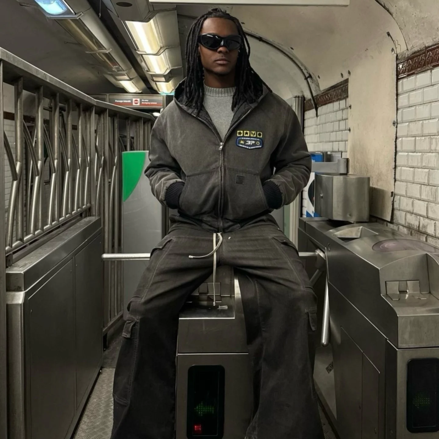 Американская ретро-толстовка в уличном стиле с эффектом потертости, модная повседневная, из утолщенного хлопкового смесового материала, на молнии
Американская ретро-толстовка в уличном стиле с эффектом потертости, модная повседневная, из утолщенного хлопкового смесового материала, на молнии