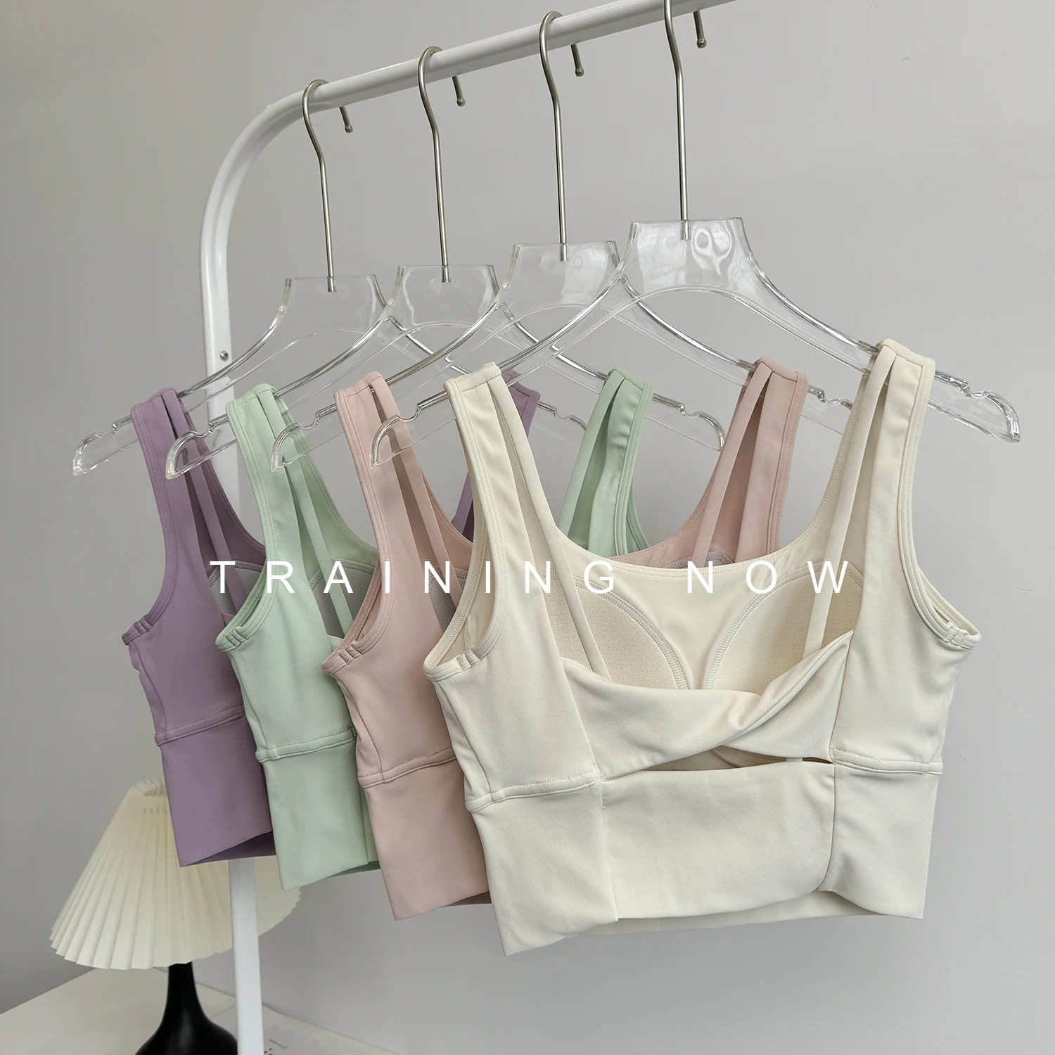 Красивое спортивное нижнее белье со сборкой спины для женщин летом, противоударный быстросохнущий бюстгальтер для бега высокой интенсивности снаружи
Красивое спортивное нижнее белье со сборкой спины для женщин летом, противоударный быстросохнущий бюстгальтер для бега высокой интенсивности снаружи