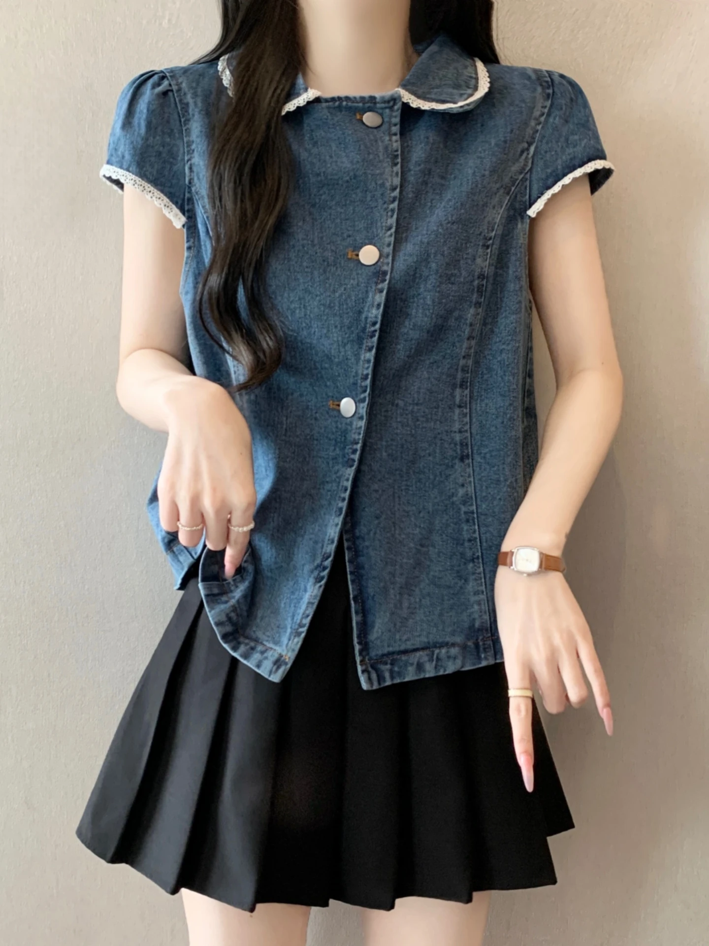 Chic Short Sleeve Lace Trim Denim Shirt Women's Summer New plus Size Slimming Design Compact Top Korean Style Button Detail
Chic Short Sleeve Lace Trim Denim Shirt Women's Summer New plus Size Slimming Design Compact Top Korean Style Button Detail