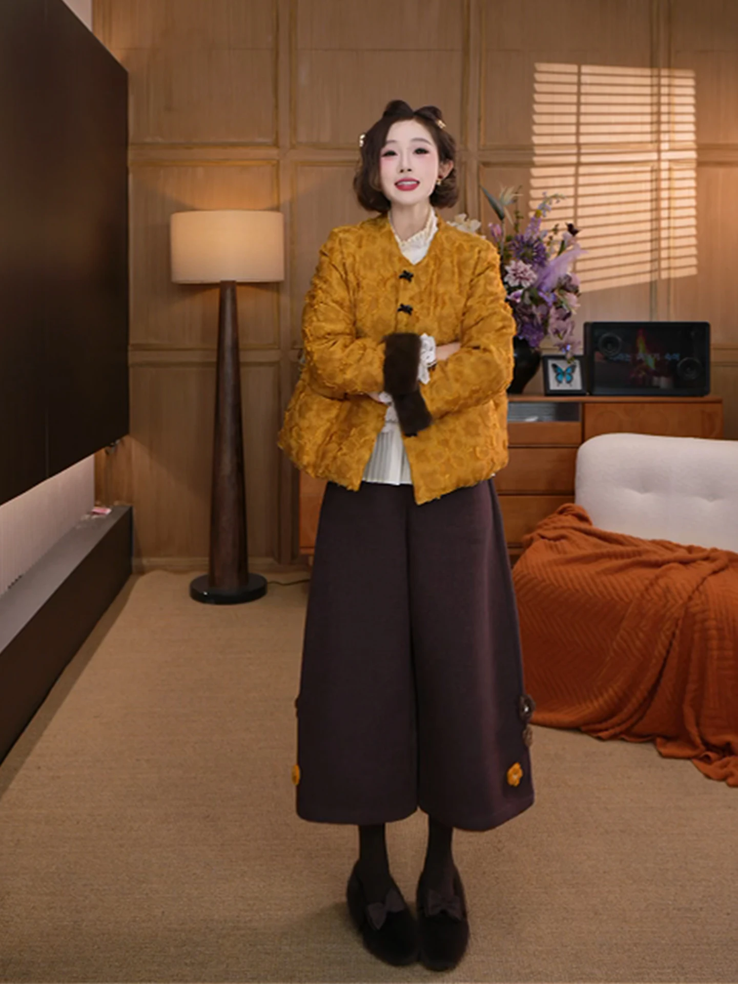 Зимняя женская куртка-пуховик Yolo Suower 2025 с наполнителем из 90% белого утиного пуха, отделкой из искусственного кроличьего меха и шелковой тканью с выжженным цветочным узором
Зимняя женская куртка-пуховик Yolo Suower 2025 с наполнителем из 90% белого утиного пуха, отделкой из искусственного кроличьего меха и шелковой тканью с выжженным цветочным узором