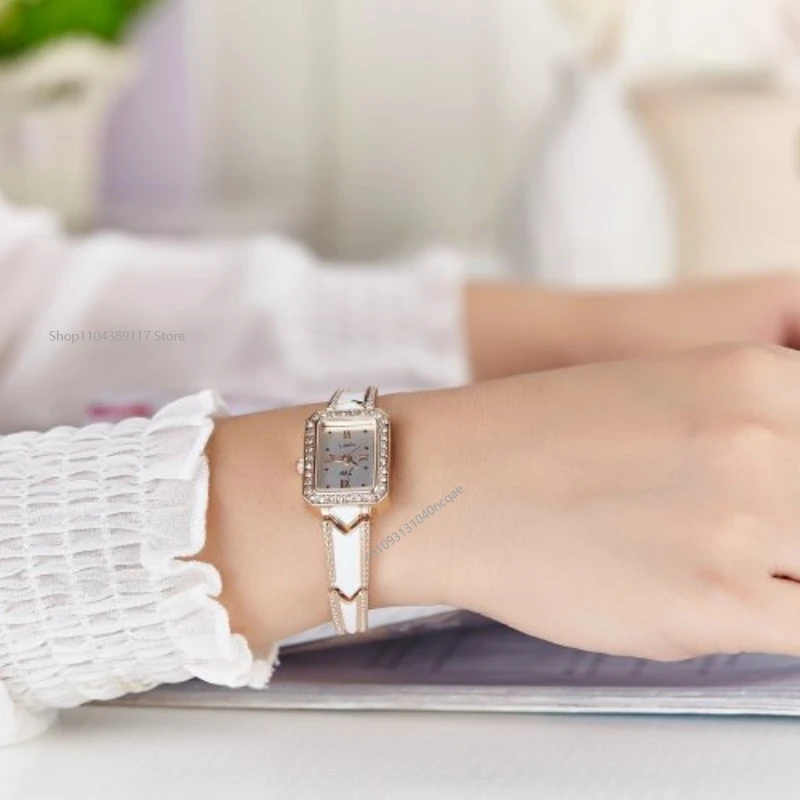 Роскошные женские брендовые часы, модные платья, квадратный кристалл, минималистичный дизайн, женские кварцевые часы, часы со скелетом из нержавеющей стали
Роскошные женские брендовые часы, модные платья, квадратный кристалл, минималистичный дизайн, женские кварцевые часы, часы со скелетом из нержавеющей стали