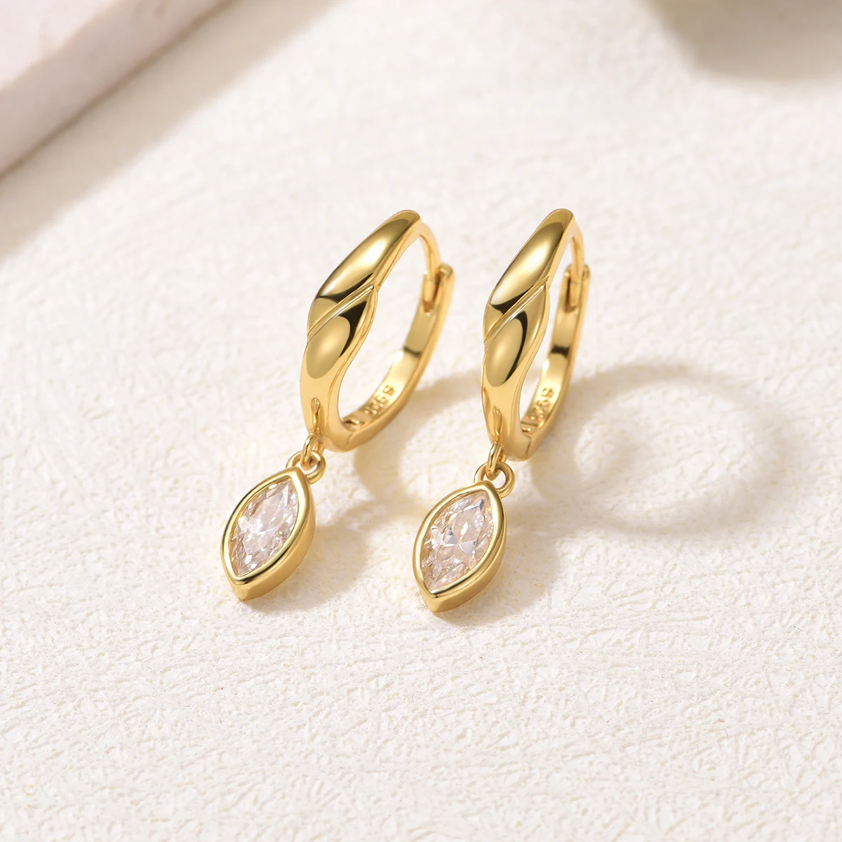 Classic S925 Silver Plated 18K Gold Horse Eye-shaped Moissanite Earrings 0.8CT For Women Jewelry
Classic S925 Silver Plated 18K Gold Horse Eye-shaped Moissanite Earrings 0.8CT For Women Jewelry