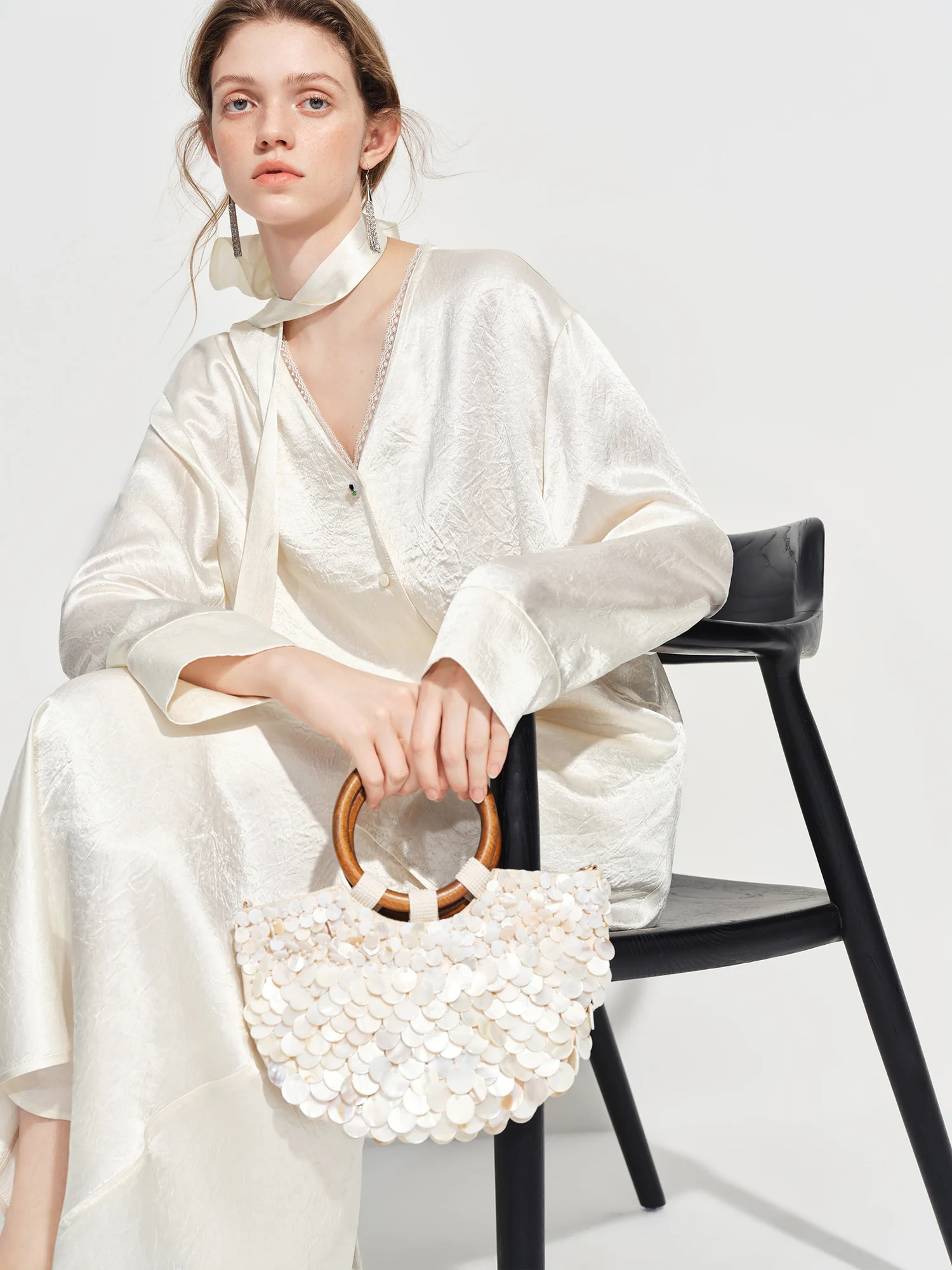  FSLE Элегантные ацетатные рубашки с длинными рукавами во французском стиле с v-образным вырезом, женские новые весенние 2026, дизайн, атласный топ с кружевным бантом
FSLE Элегантные ацетатные рубашки с длинными рукавами во французском стиле с v-образным вырезом, женские новые весенние 2026, дизайн, атласный топ с кружевным бантом