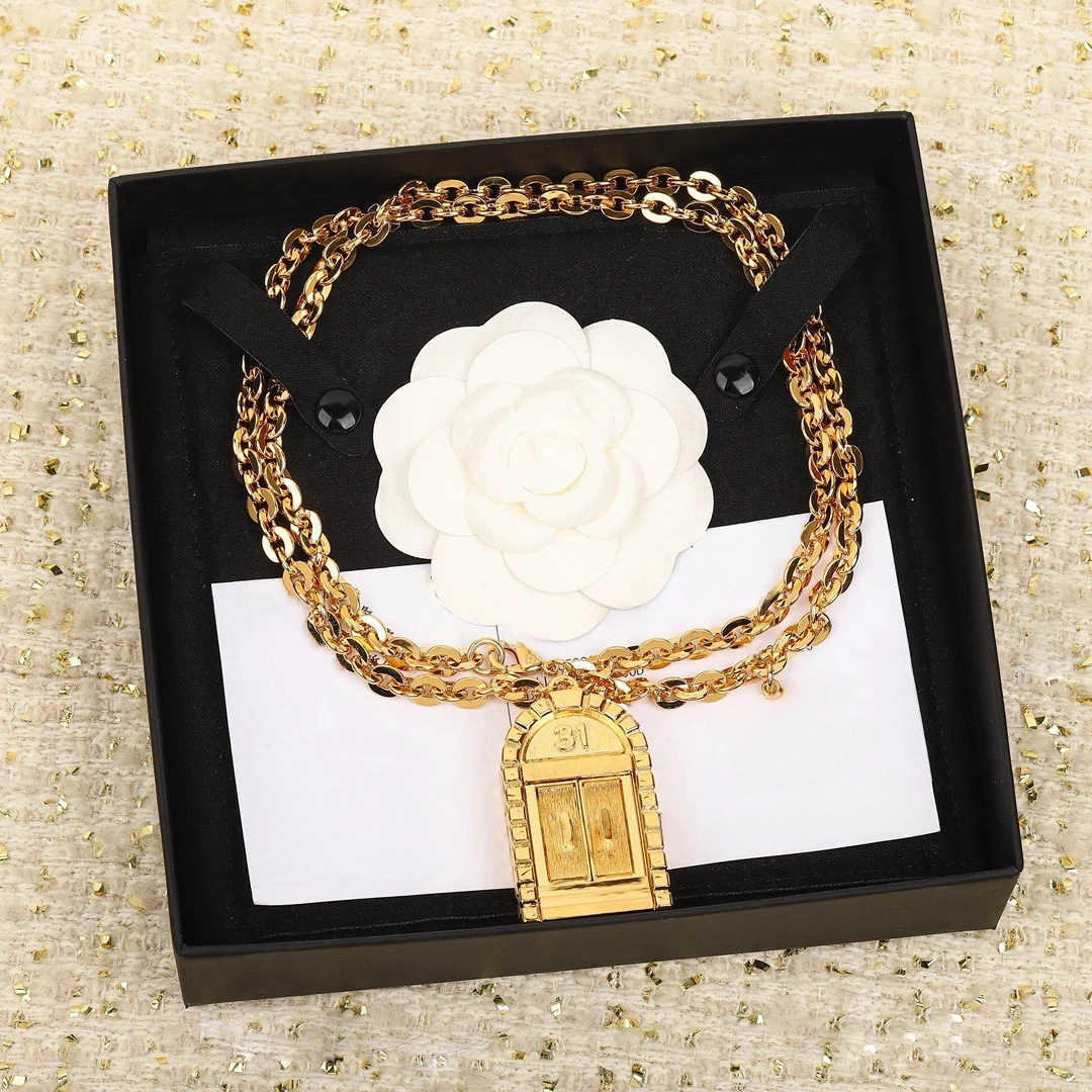 European and American fashion gold geometric square box hip-hop stacked necklace decoration
European and American fashion gold geometric square box hip-hop stacked necklace decoration