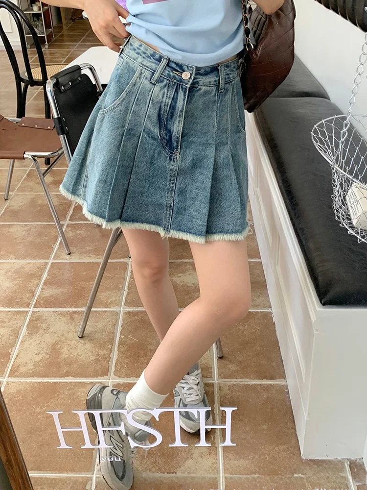 Синяя плиссированная джинсовая юбка женская, свободного кроя, с высокой талией, А-силуэт, с необработанным краем, в корейском стиле, для повседневной носки
Синяя плиссированная джинсовая юбка женская, свободного кроя, с высокой талией, А-силуэт, с необработанным краем, в корейском стиле, для повседневной носки