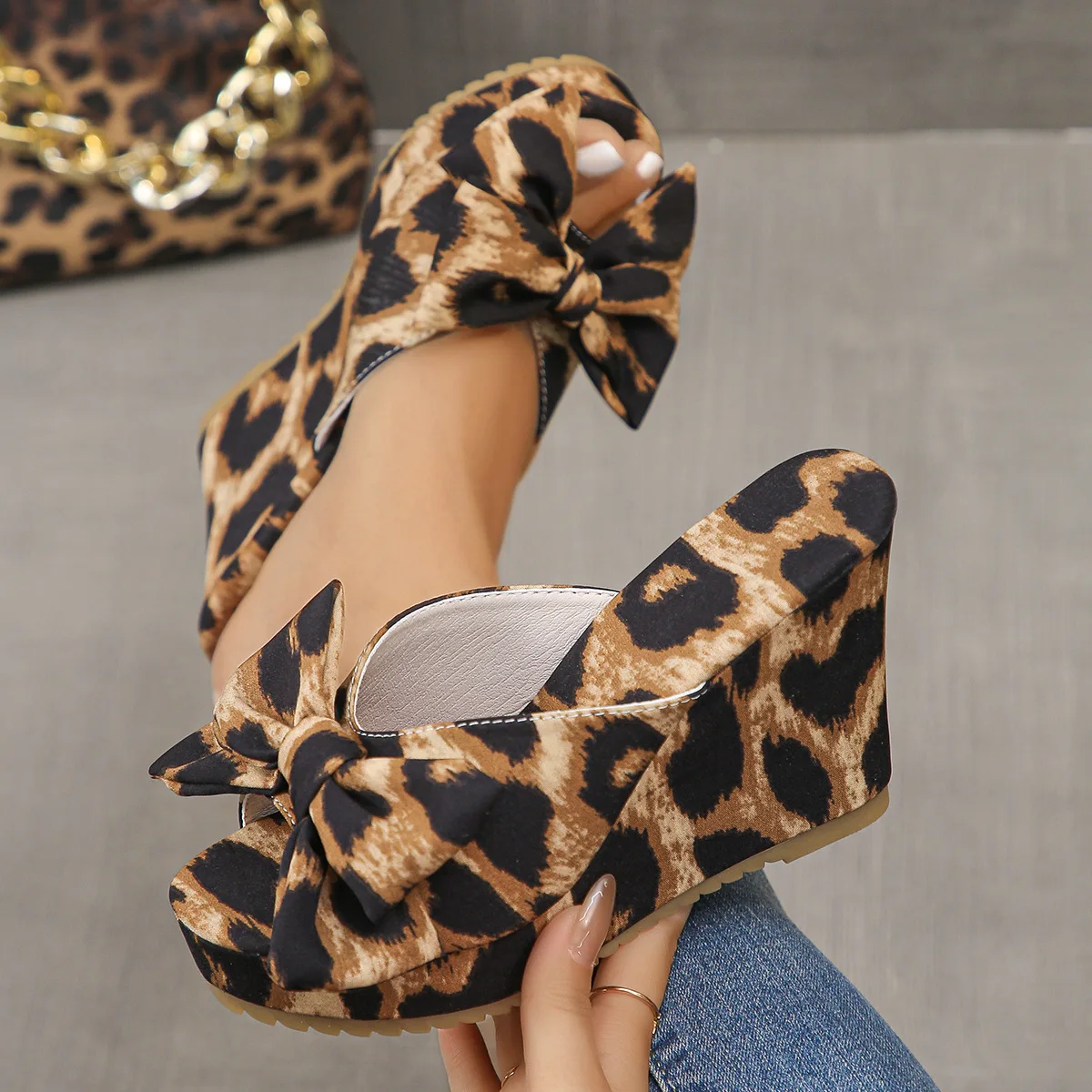 2026 Women's Summer New Slope Heel Leopard Pattern Sandals Thick Bottom Women's Non slip Outdoor Slippers
2026 Women's Summer New Slope Heel Leopard Pattern Sandals Thick Bottom Women's Non slip Outdoor Slippers