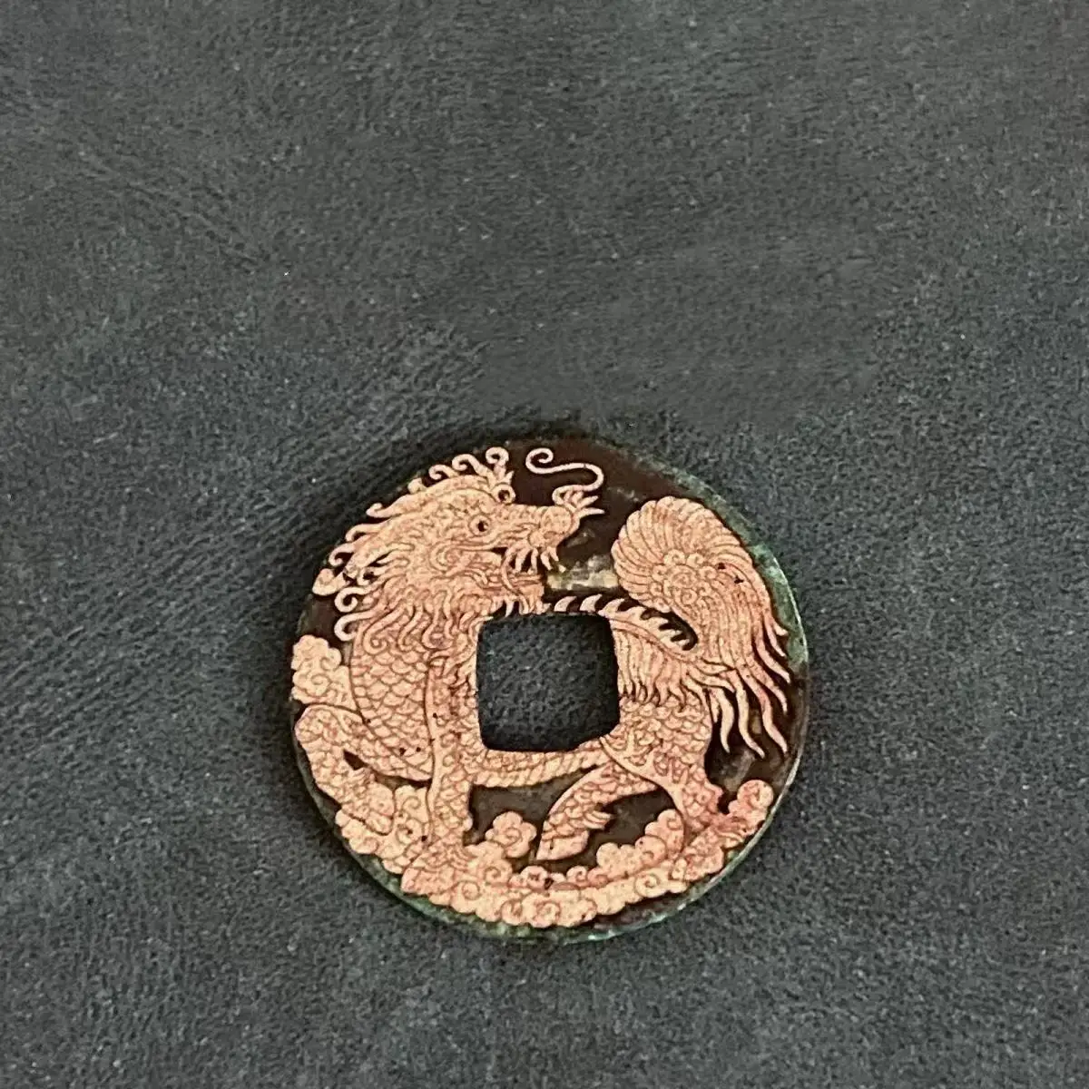 Old Tang Dynasty Kylin Carved Coin for Collection Ancient Kaiyuan Tongbao Copper Coin Antiques Feng Shui Gifts Collectible
Old Tang Dynasty Kylin Carved Coin for Collection Ancient Kaiyuan Tongbao Copper Coin Antiques Feng Shui Gifts Collectible
