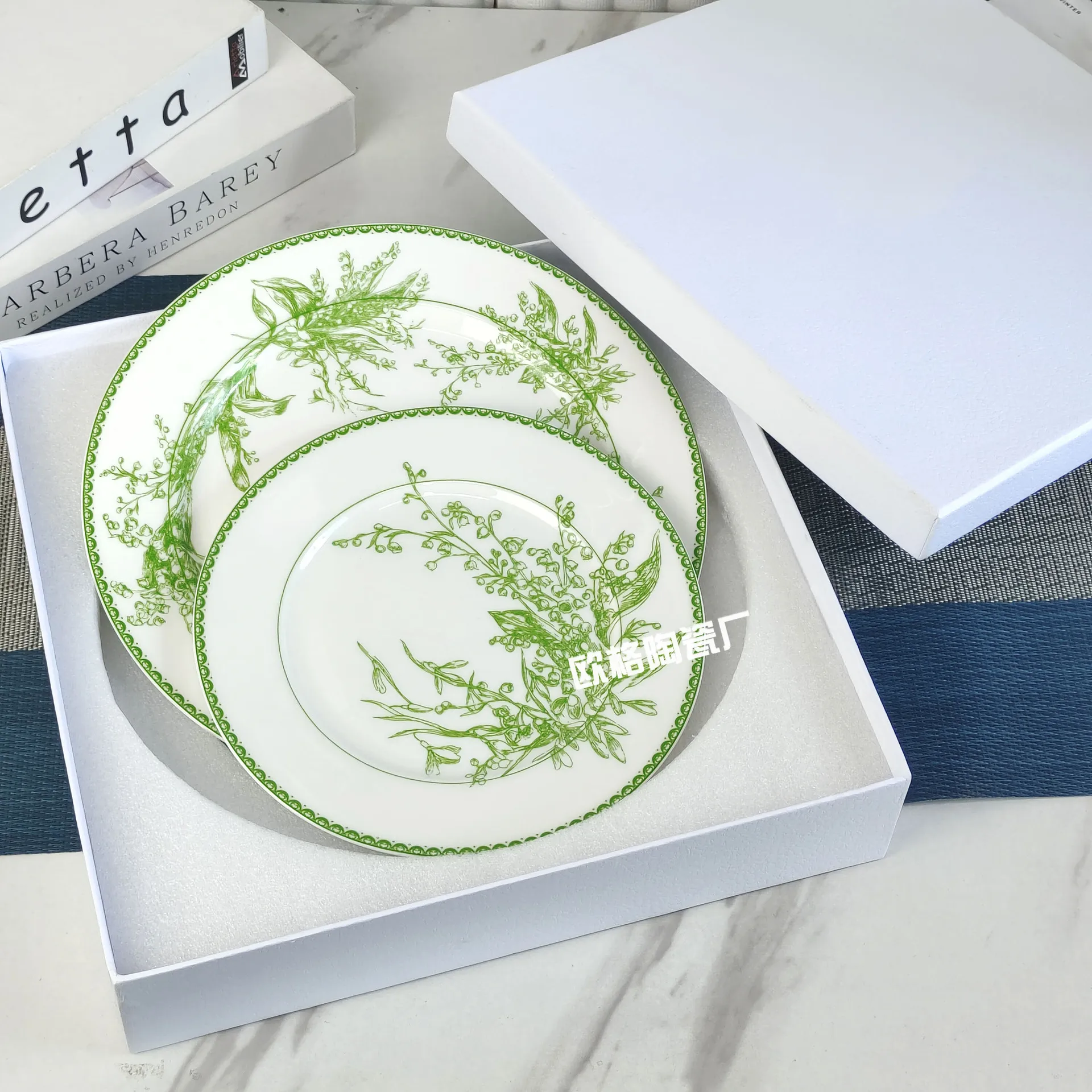 Тарелки для стейка из зеленого костяного фарфора для западной кухни в отелях, нежный простой дизайн, идеально подходят в качестве подарков
Тарелки для стейка из зеленого костяного фарфора для западной кухни в отелях, нежный простой дизайн, идеально подходят в качестве подарков