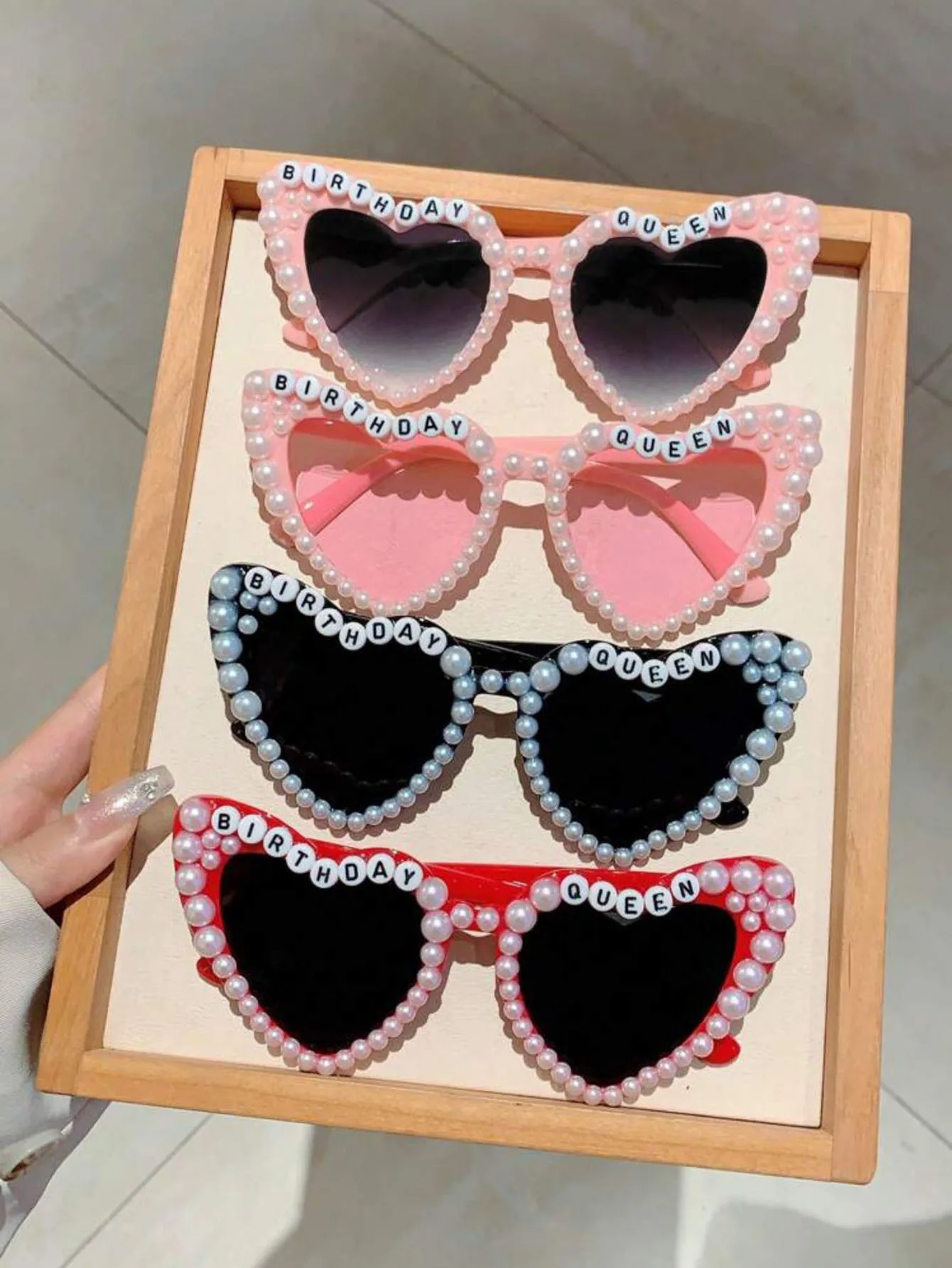 Fashion Birthday Party Queen Large Frame Atmosphere Sunglasses Women's Inlaid Pearl Heart Sunglasses Vintage Wedding Sunglasses
Fashion Birthday Party Queen Large Frame Atmosphere Sunglasses Women's Inlaid Pearl Heart Sunglasses Vintage Wedding Sunglasses