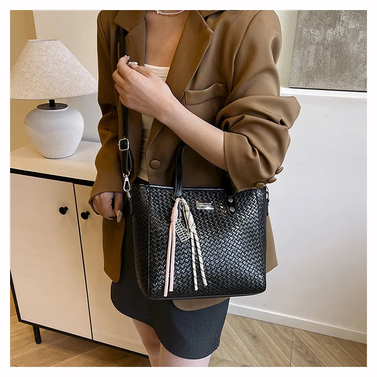 Большая вместительная сумка-тоут с плетеной текстурой 2025, винтажная трендовая верхняя ручка/плечо/кросболо, женская повседневная сумка для поездок на работу
Большая вместительная сумка-тоут с плетеной текстурой 2025, винтажная трендовая верхняя ручка/плечо/кросболо, женская повседневная сумка для поездок на работу