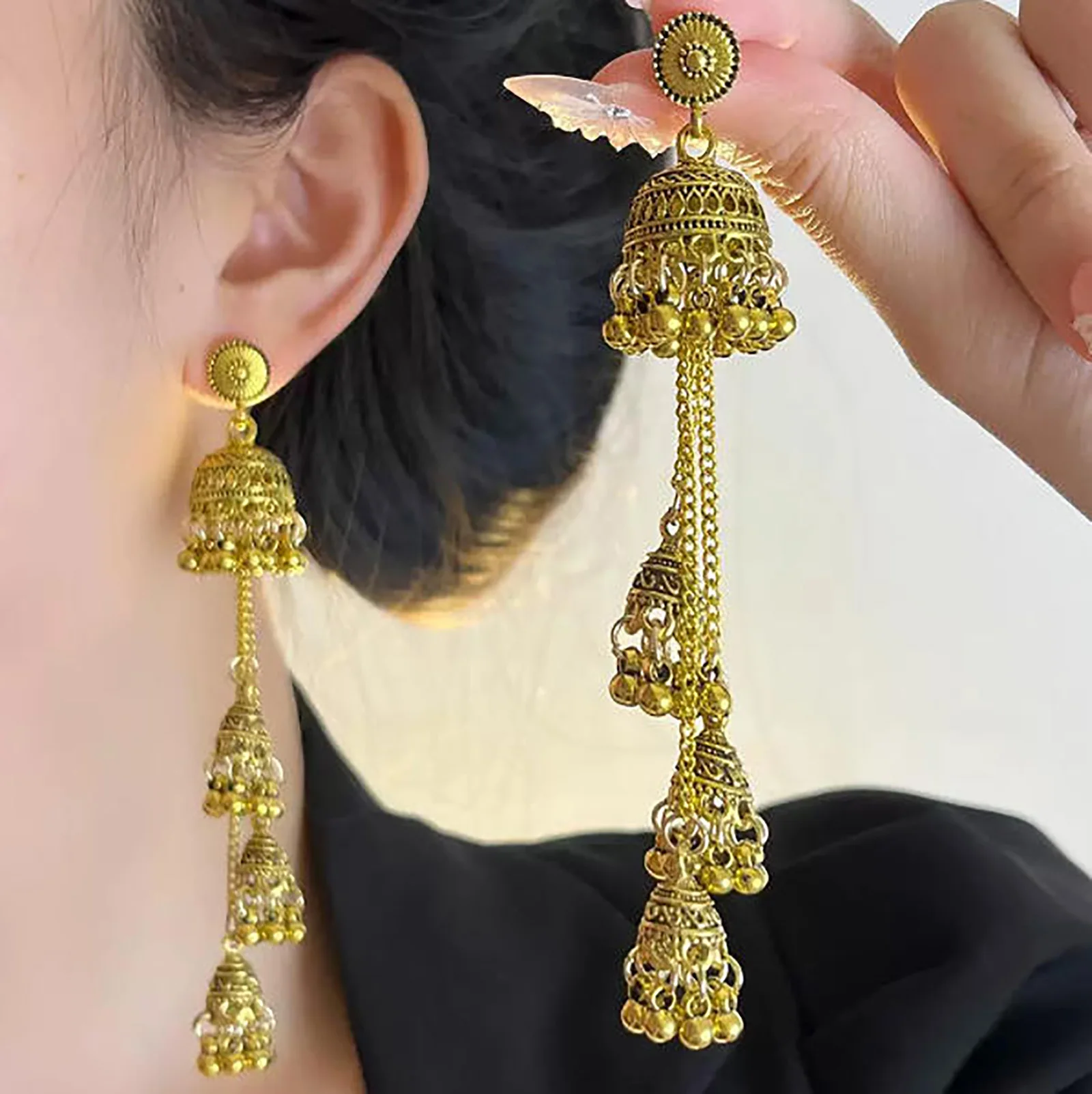 Tassel long earrings - flatter your face shape and make you look slimmer.
Tassel long earrings - flatter your face shape and make you look slimmer.