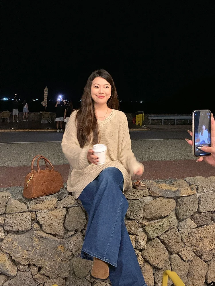Loose V-Neck Knitted Sweater Women's Pullover Autumn Winter plus Size Comfortable Fashionable Casual Style Lin Daxiao 2025 Ne...
Loose V-Neck Knitted Sweater Women's Pullover Autumn Winter plus Size Comfortable Fashionable Casual Style Lin Daxiao 2025 Ne...