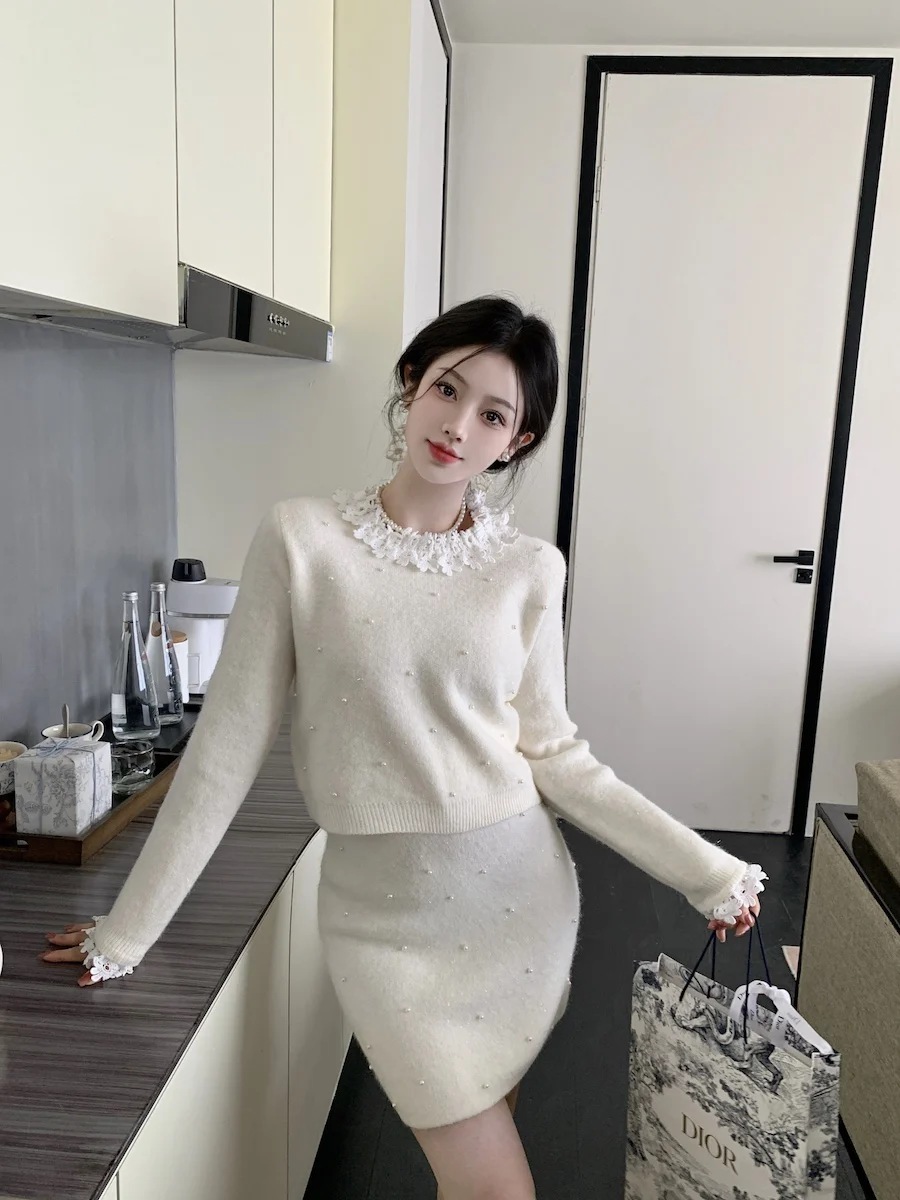 Sweet Hot Girl Knitted Suit Women's Autumn O-neck Beading Sweater High Waist Mini Skirt Two-piece Set Fashion Female Clothes
Sweet Hot Girl Knitted Suit Women's Autumn O-neck Beading Sweater High Waist Mini Skirt Two-piece Set Fashion Female Clothes