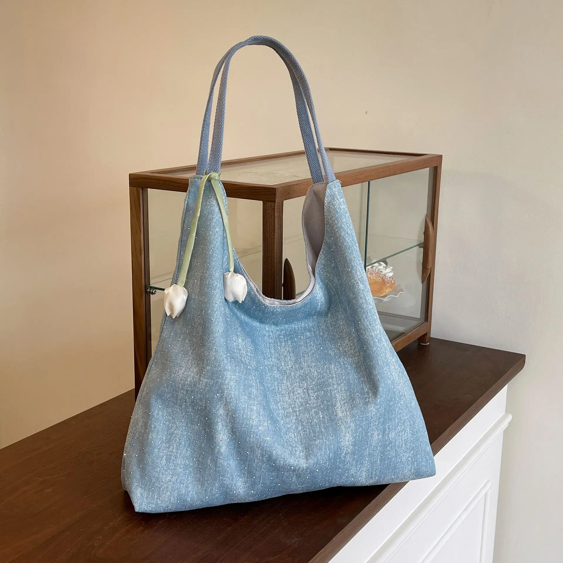 Large Capacity Lightweight Tote Bag 2025 New Versatile Denim College Student Class Commuter Bag
Large Capacity Lightweight Tote Bag 2025 New Versatile Denim College Student Class Commuter Bag