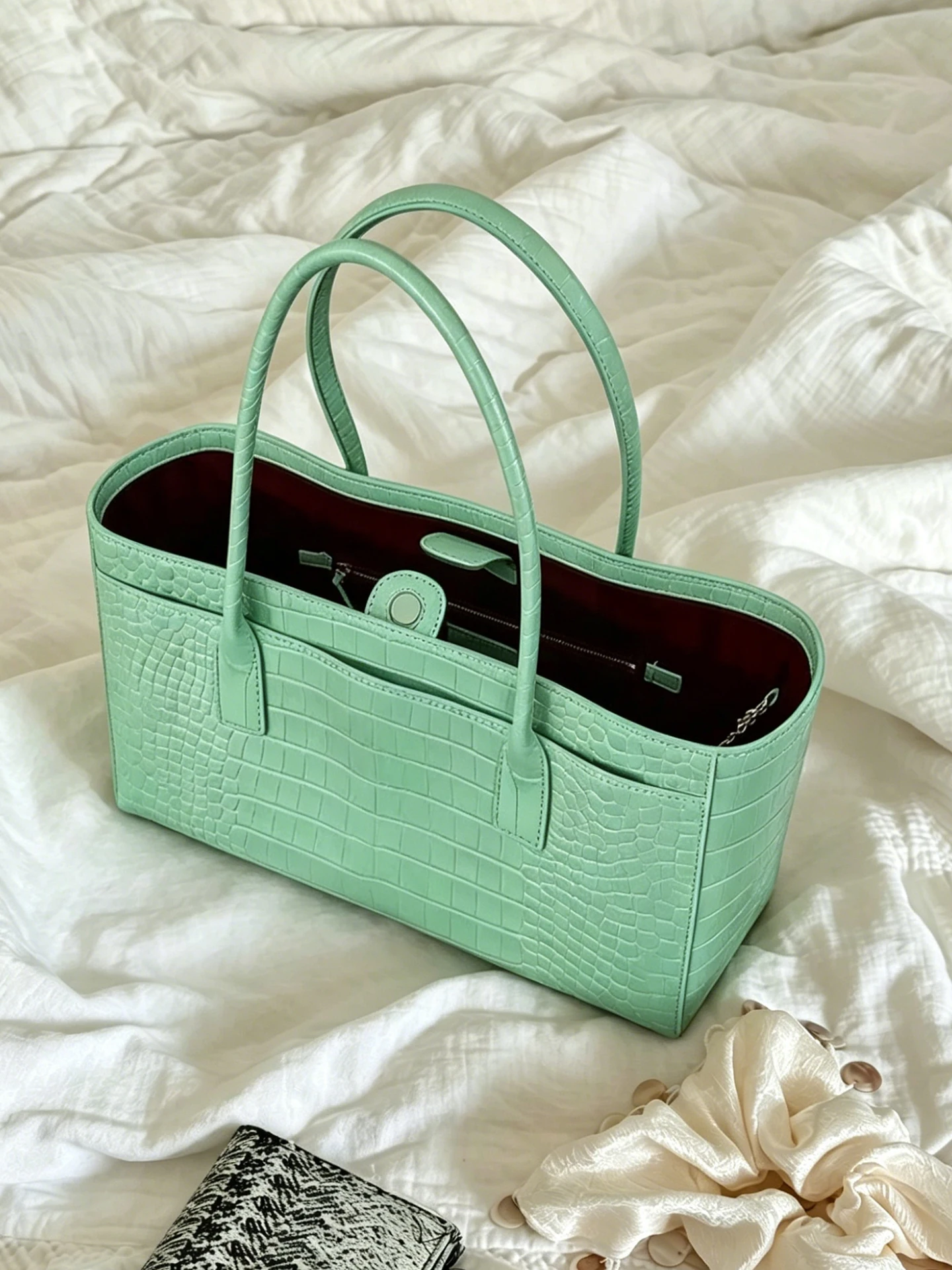 Green Crocodile Pattern Tote Bag Women's Commuter Bag Luxury Sensation Single Shoulder Handbag Summer New Style Korean Style
Green Crocodile Pattern Tote Bag Women's Commuter Bag Luxury Sensation Single Shoulder Handbag Summer New Style Korean Style