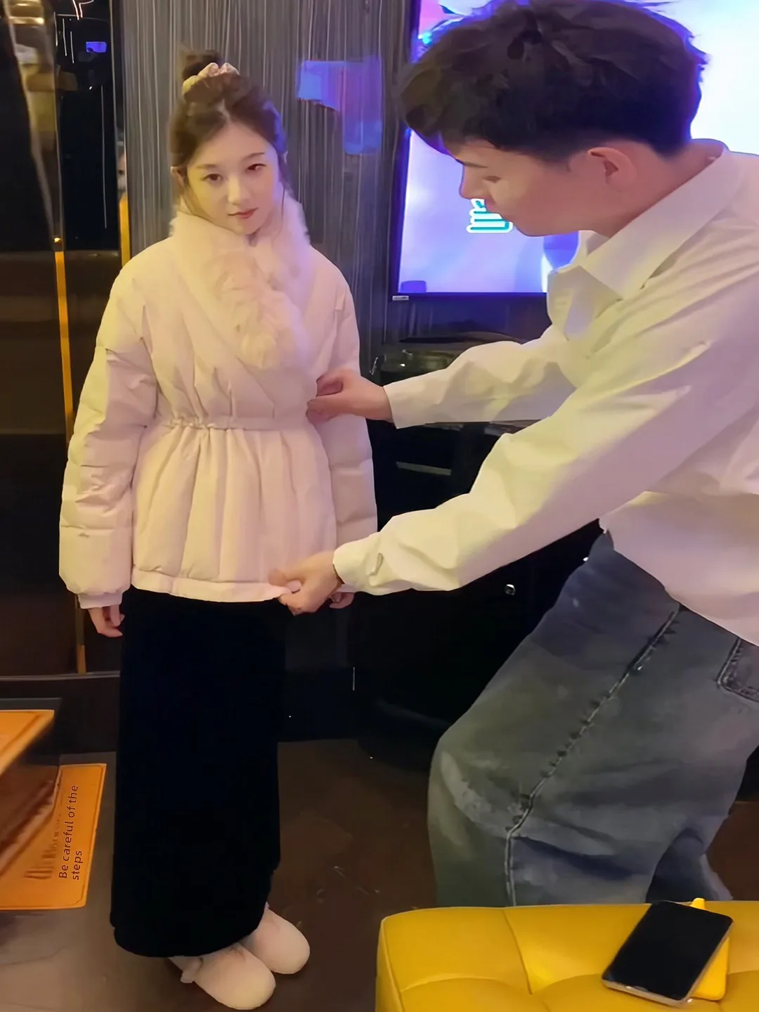 Корейская женская пуховая куртка с меховым воротником и поясом на талии, маленький размер, новая коллекция 2026 года, уникальная, очень красивая, теплая верхняя одежда для зимы
Корейская женская пуховая куртка с меховым воротником и поясом на талии, маленький размер, новая коллекция 2026 года, уникальная, очень красивая, теплая верхняя одежда для зимы