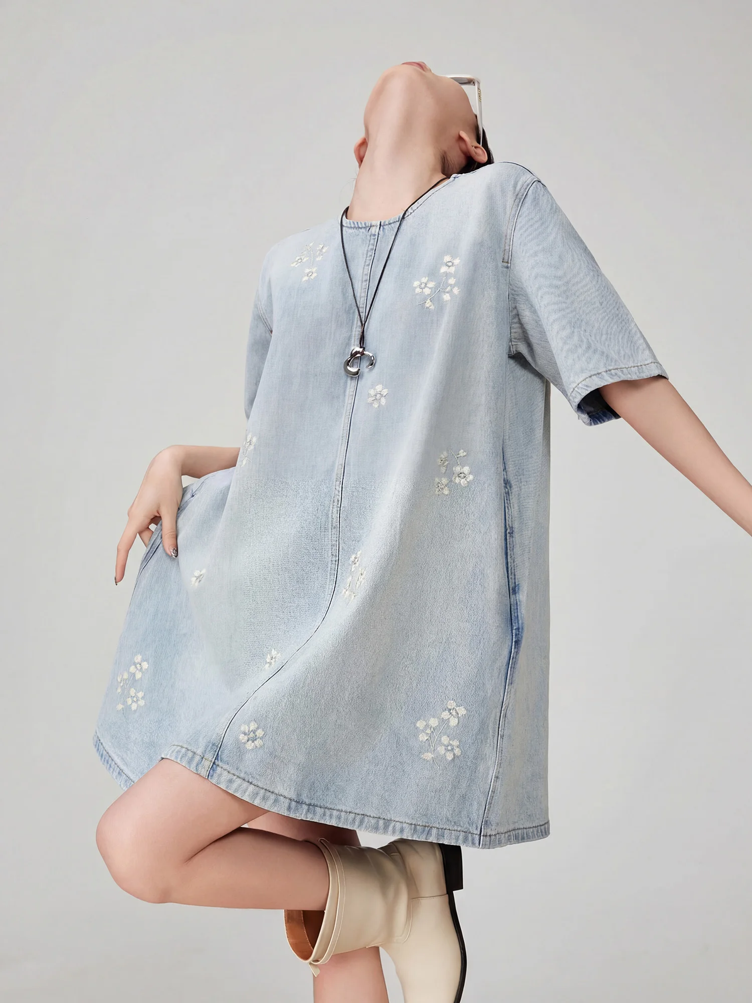 Casual Style Light Blue Embroidered Flower Denim Dress Loose Short Sleeve Mid-Length Skirt Summer New Arrival Women's Dress
Casual Style Light Blue Embroidered Flower Denim Dress Loose Short Sleeve Mid-Length Skirt Summer New Arrival Women's Dress