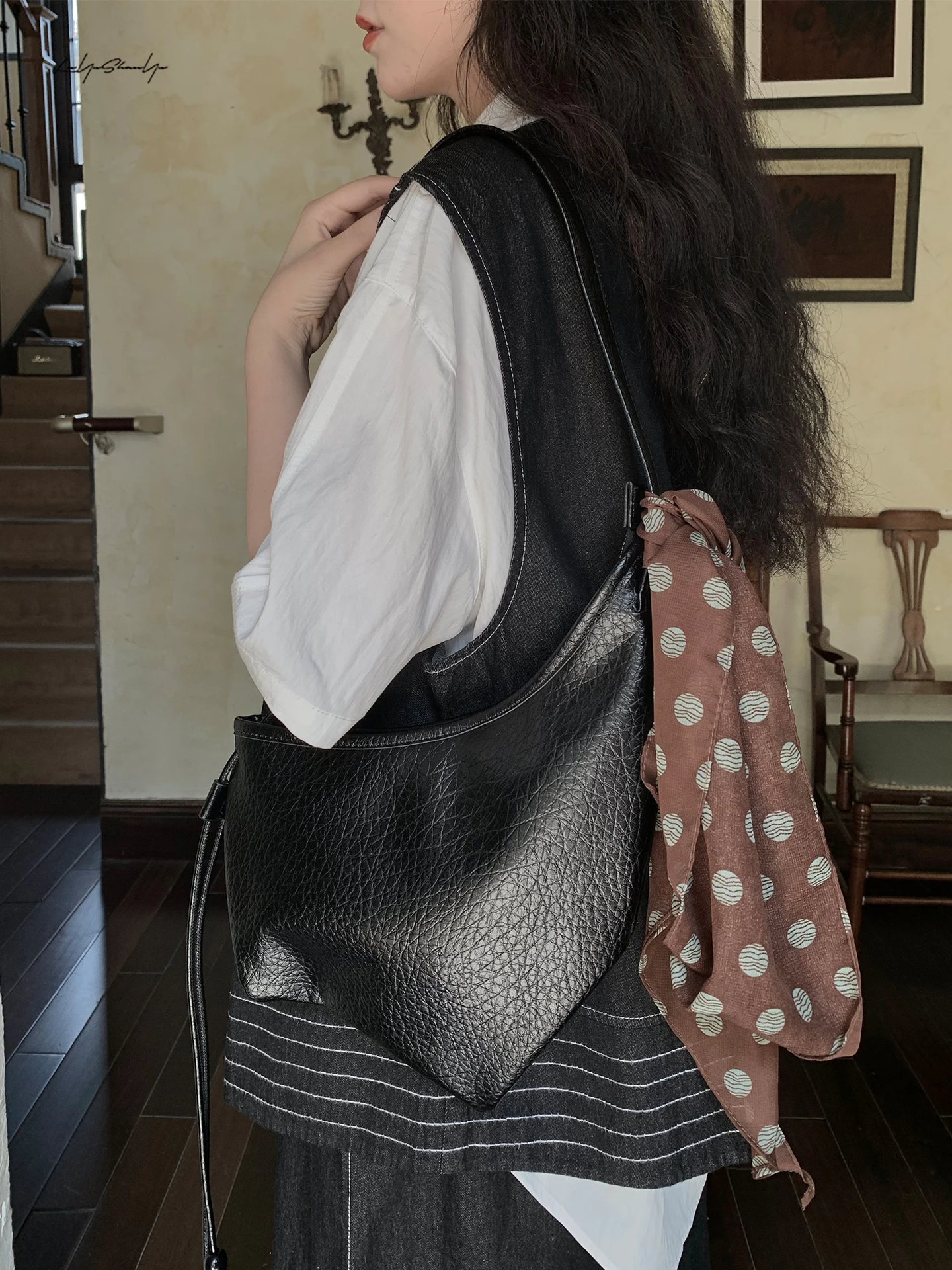 Original Yamanashi【Tired】Dark Style Lychee Pattern Single Shoulder Crossbody Horn Bag Underarm Dumpling Bag Casual Simple Style
Original Yamanashi【Tired】Dark Style Lychee Pattern Single Shoulder Crossbody Horn Bag Underarm Dumpling Bag Casual Simple Style