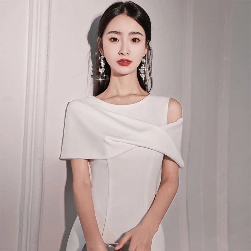 Элегантное белое вечернее платье для женщин: роскошное, высококачественное, для церемоний и повседневной носки, из полиэстера, с U-образным вырезом
Элегантное белое вечернее платье для женщин: роскошное, высококачественное, для церемоний и повседневной носки, из полиэстера, с U-образным вырезом