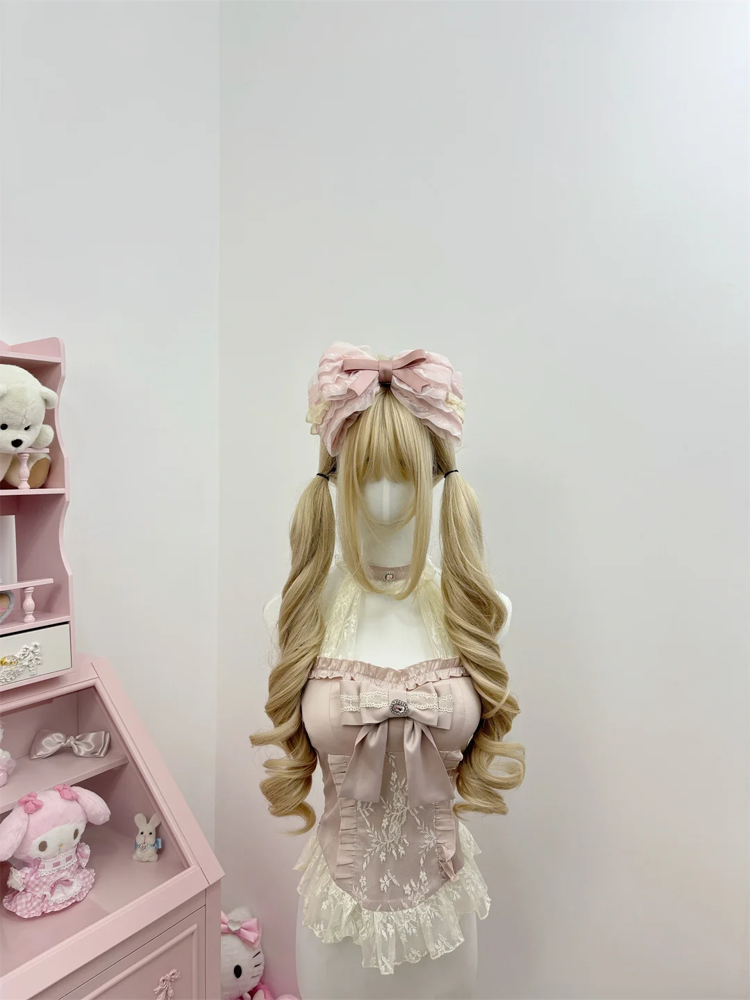 Лето 2025 г., женские кружевные топы с лямкой на шее, Gyaru Coquette, эстетические укороченные топы 2000-х годов, Shoujo, горячие сексуальные балетные топы, корейская Лолита, Kpop, новинка
Лето 2025 г., женские кружевные топы с лямкой на шее, Gyaru Coquette, эстетические укороченные топы 2000-х годов, Shoujo, горячие сексуальные балетные топы, корейская Лолита, Kpop, новинка