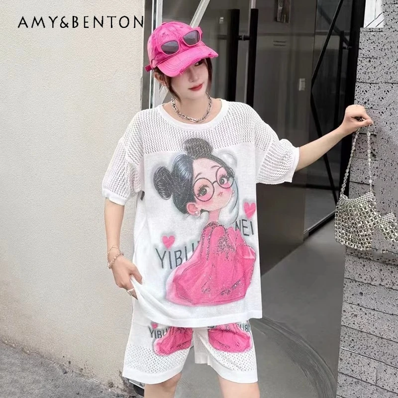 2025 Summer New Women's Loose Fashion Diamond Drills Knitted Suit Eyes Girl Short-sleeved T-shirt Casual Shorts Two-pieces Set
2025 Summer New Women's Loose Fashion Diamond Drills Knitted Suit Eyes Girl Short-sleeved T-shirt Casual Shorts Two-pieces Set
