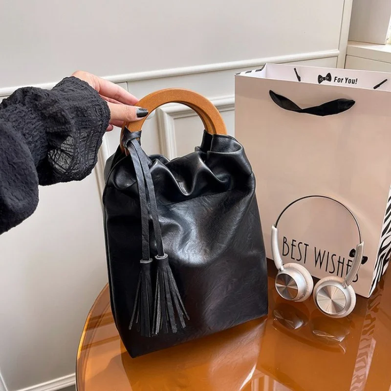 2025 New High-end Luxury Brand Ladies Leather Tote Bag Famous Designer Simple Paris Vintage Premium Vibe
2025 New High-end Luxury Brand Ladies Leather Tote Bag Famous Designer Simple Paris Vintage Premium Vibe