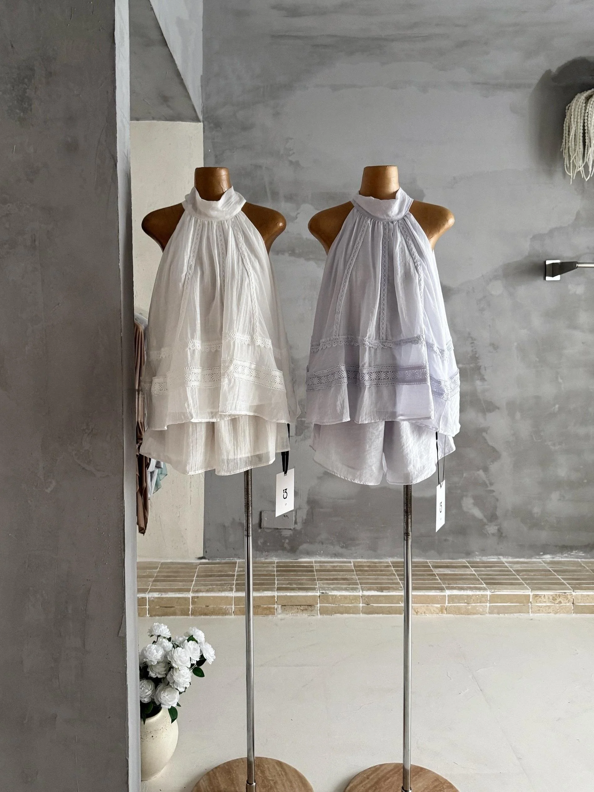 Elegant White Lace Summer Outfit Two-Piece Set Hang Neck Dress Sleeveless Midi Skirt for Young Women 18-25 Years Old
Elegant White Lace Summer Outfit Two-Piece Set Hang Neck Dress Sleeveless Midi Skirt for Young Women 18-25 Years Old