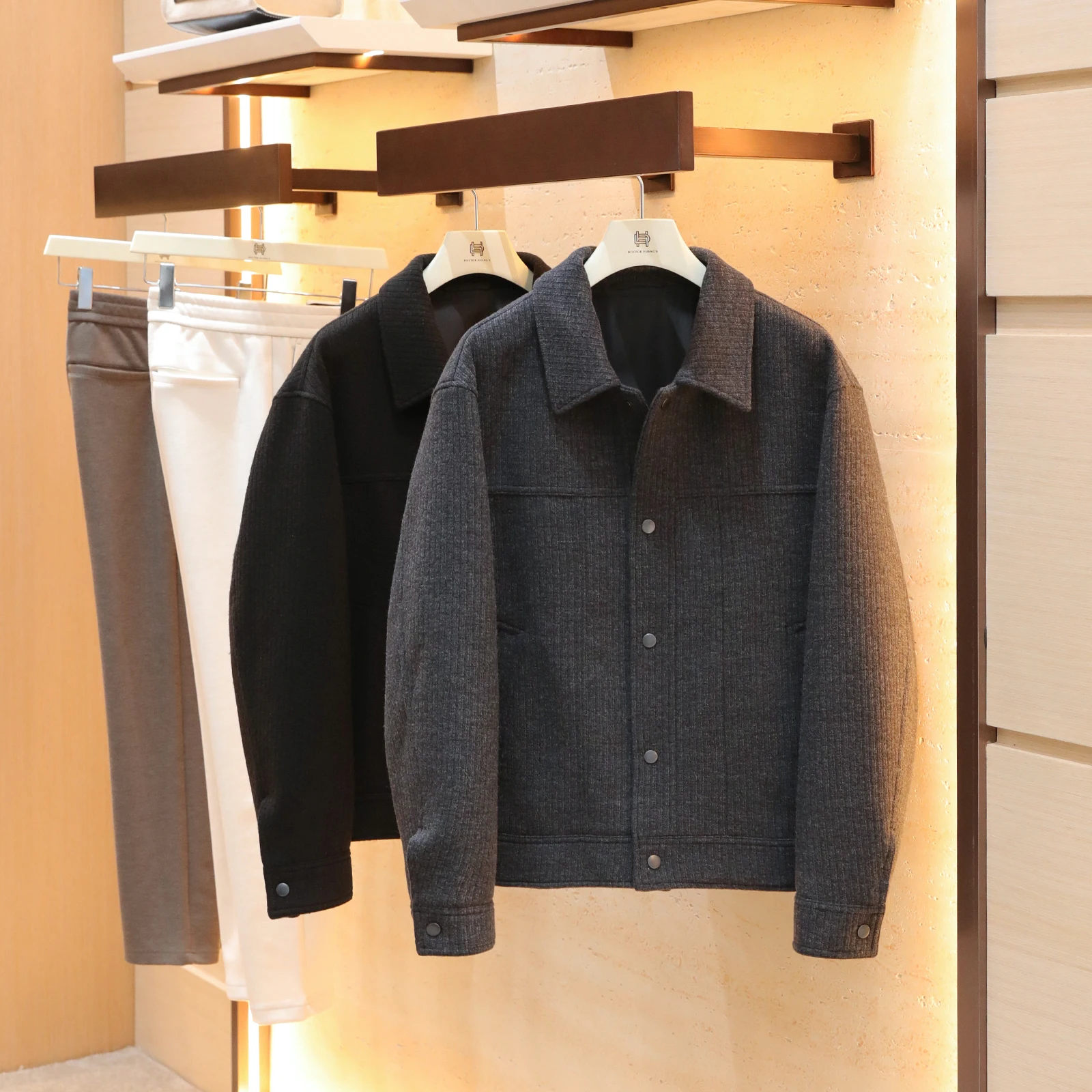 Итальянская роскошная мужская высококачественная шерстяная смесь с бархатными лацканами Jaet, осенняя новинка Sle Doctor.Huang's Casual Sle, необрастающая
Итальянская роскошная мужская высококачественная шерстяная смесь с бархатными лацканами Jaet, осенняя новинка Sle Doctor.Huang's Casual Sle, необрастающая