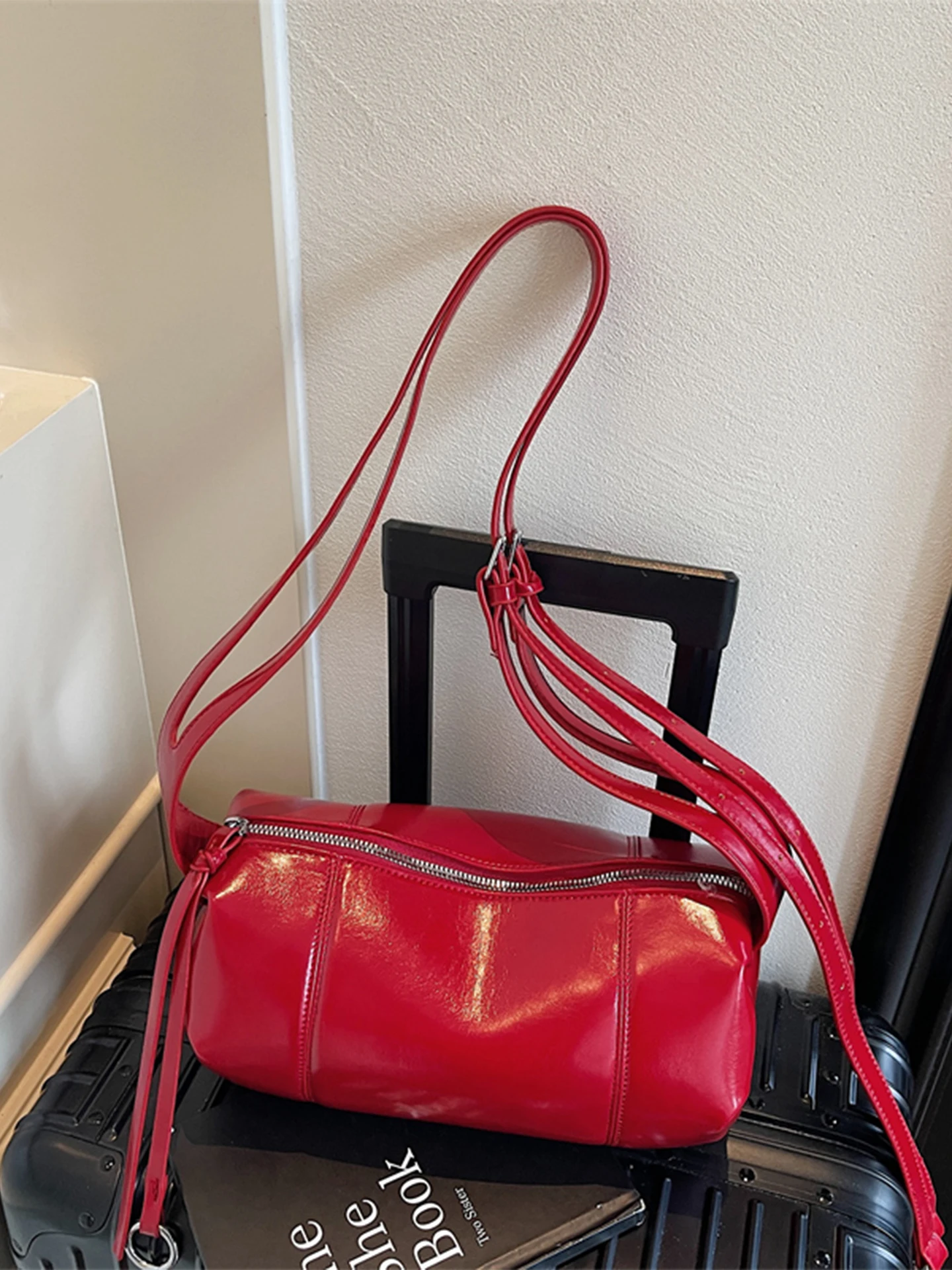 Красная цилиндрическая сумка в корейском стиле для женщин, модная повседневная сумка через плечо большой вместимости, простые сумки через плечо на молнии из искусственной кожи
Красная цилиндрическая сумка в корейском стиле для женщин, модная повседневная сумка через плечо большой вместимости, простые сумки через плечо на молнии из искусственной кожи