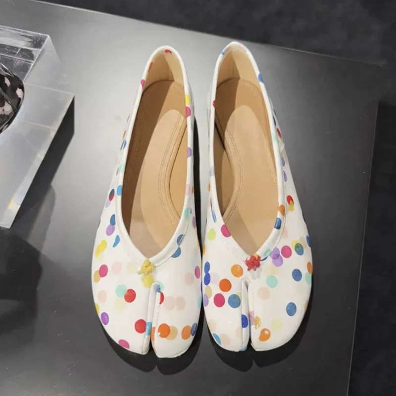 New Colorful Polka Dot Women Split Toe Silk Flats Fashion Ballet Tabi Female Shallow Slip-on Loafers Ladies Casual Lazy shoe
New Colorful Polka Dot Women Split Toe Silk Flats Fashion Ballet Tabi Female Shallow Slip-on Loafers Ladies Casual Lazy shoe