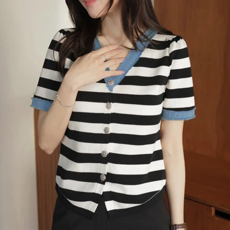 Dongda Gate Women's Straight V-neck Denim Patchwork Slim Short Sleeve Knitted Sweater Top Casual Loose Fit Summer Fashion
Dongda Gate Women's Straight V-neck Denim Patchwork Slim Short Sleeve Knitted Sweater Top Casual Loose Fit Summer Fashion