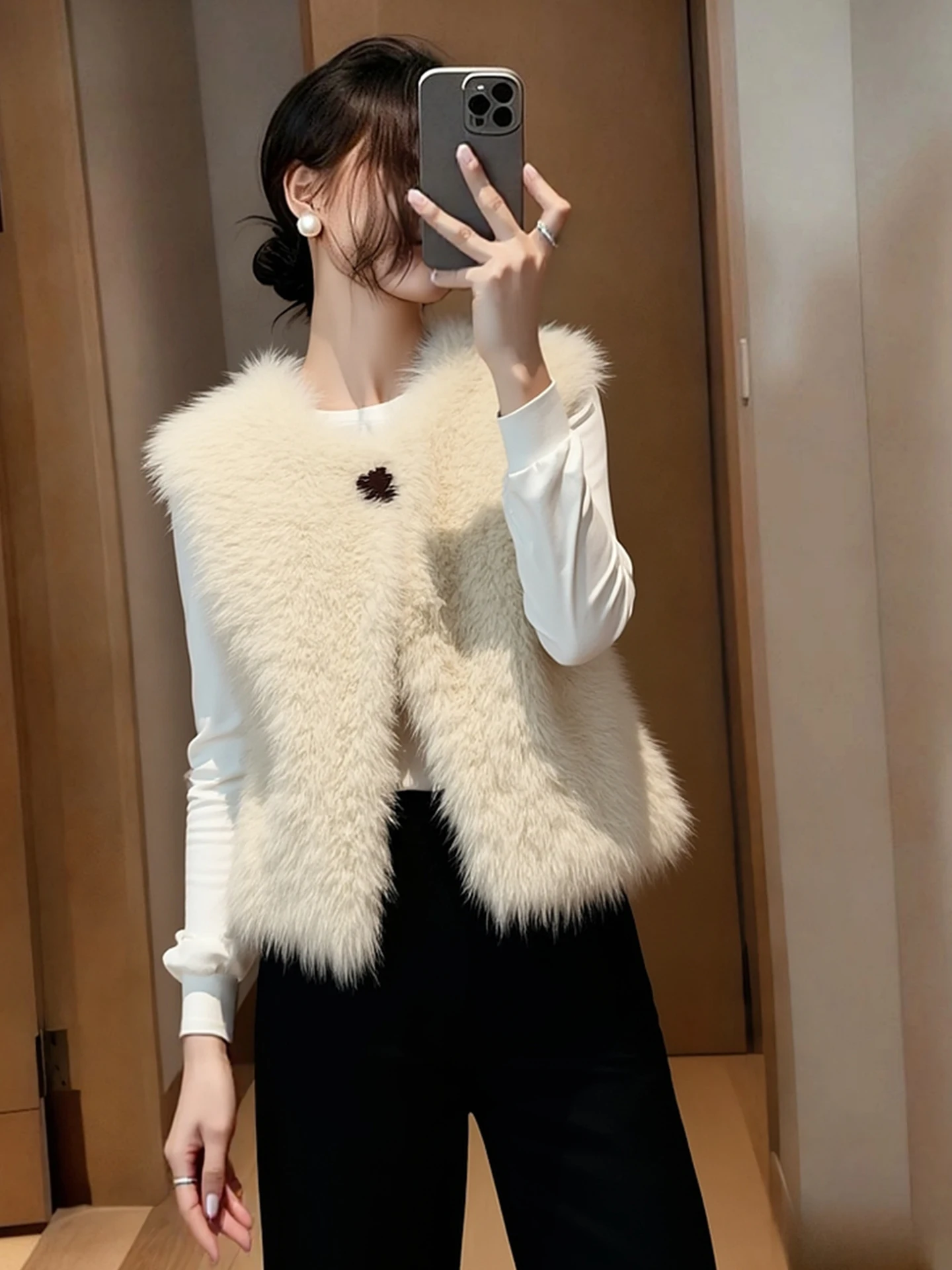 Белый меховой жилет Ele для женщин: модная верхняя одежда на осень-зиму, с круглым вырезом, короткий рукав, для повседневной носки, в корейском стиле, элегантный.
Белый меховой жилет Ele для женщин: модная верхняя одежда на осень-зиму, с круглым вырезом, короткий рукав, для повседневной носки, в корейском стиле, элегантный.