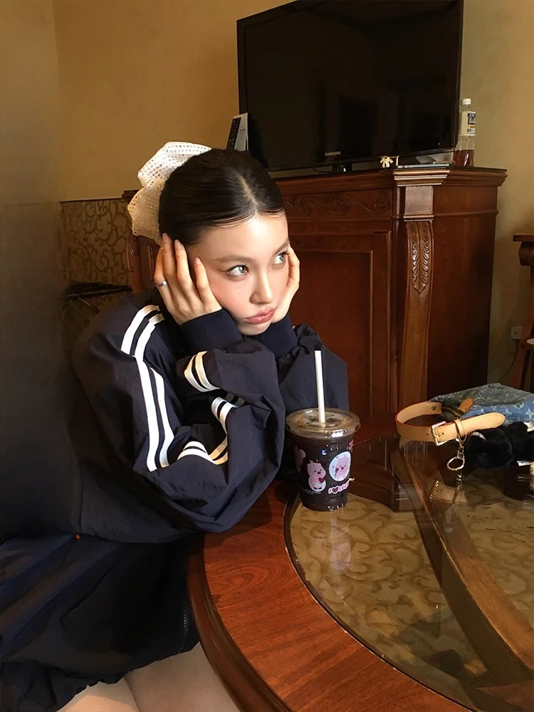 DULA Good Home Salt Series Бейсбольный джемпер Женский свободный спортивный повседневный комплект с юбкой Осенний сезон Цвет Colion Bloom Sle
DULA Good Home Salt Series Бейсбольный джемпер Женский свободный спортивный повседневный комплект с юбкой Осенний сезон Цвет Colion Bloom Sle