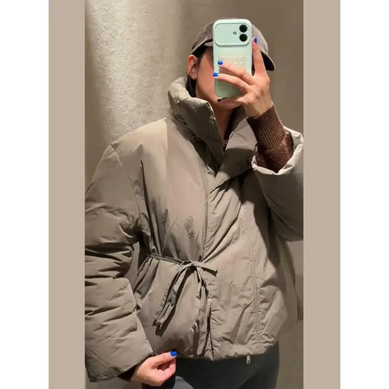 Женская утепленная куртка с воротником-стойкой, бантом, длинными рукавами, свободного кроя, теплая, осенне-зимняя, модная новинка 2025 года
Женская утепленная куртка с воротником-стойкой, бантом, длинными рукавами, свободного кроя, теплая, осенне-зимняя, модная новинка 2025 года