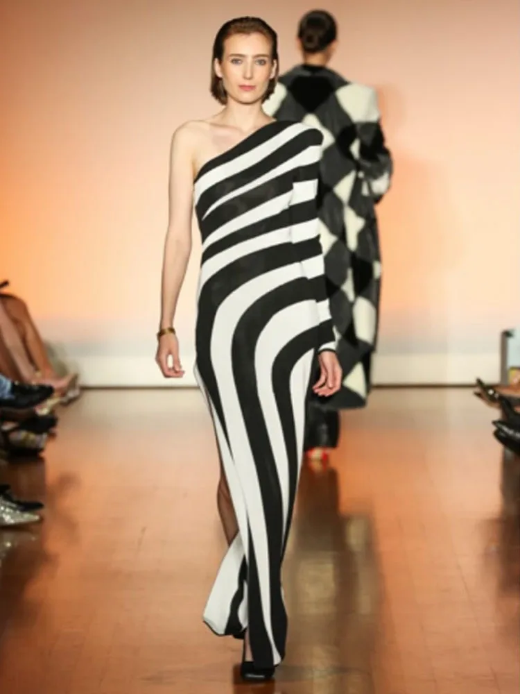 Chic Black & White Asymmetric Striped One Shoulder Maxi Bandage Dress - Stylish Outings Formal Evening Gown
Chic Black & White Asymmetric Striped One Shoulder Maxi Bandage Dress - Stylish Outings Formal Evening Gown