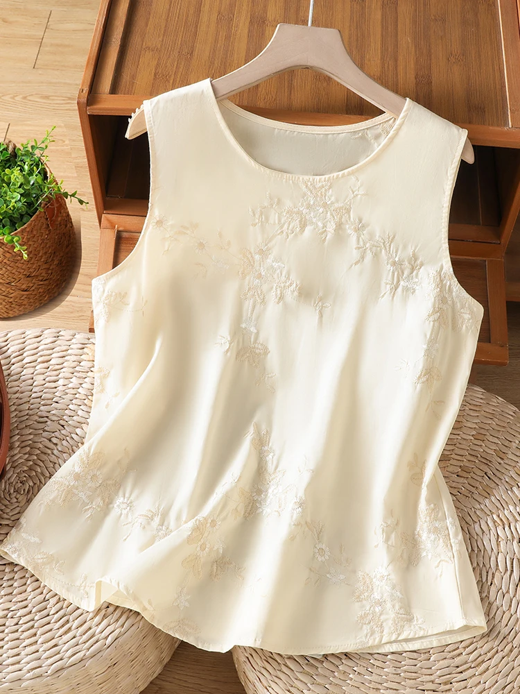 Summer 2026 New Pure Color Embroidered Simple Sleeveless round Neck Vest Large Size Women's Fashionable Versatile Top
Summer 2026 New Pure Color Embroidered Simple Sleeveless round Neck Vest Large Size Women's Fashionable Versatile Top
