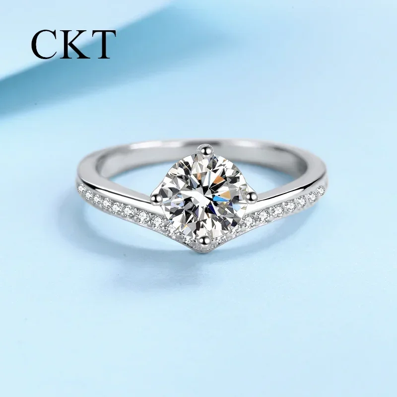 CKT 18K White Gold Rings for Women 0.5ct/2ct Moissanite Princess Crown Ring V Platinum Pt950 Wedding Fine Jewelry Gift
CKT 18K White Gold Rings for Women 0.5ct/2ct Moissanite Princess Crown Ring V Platinum Pt950 Wedding Fine Jewelry Gift