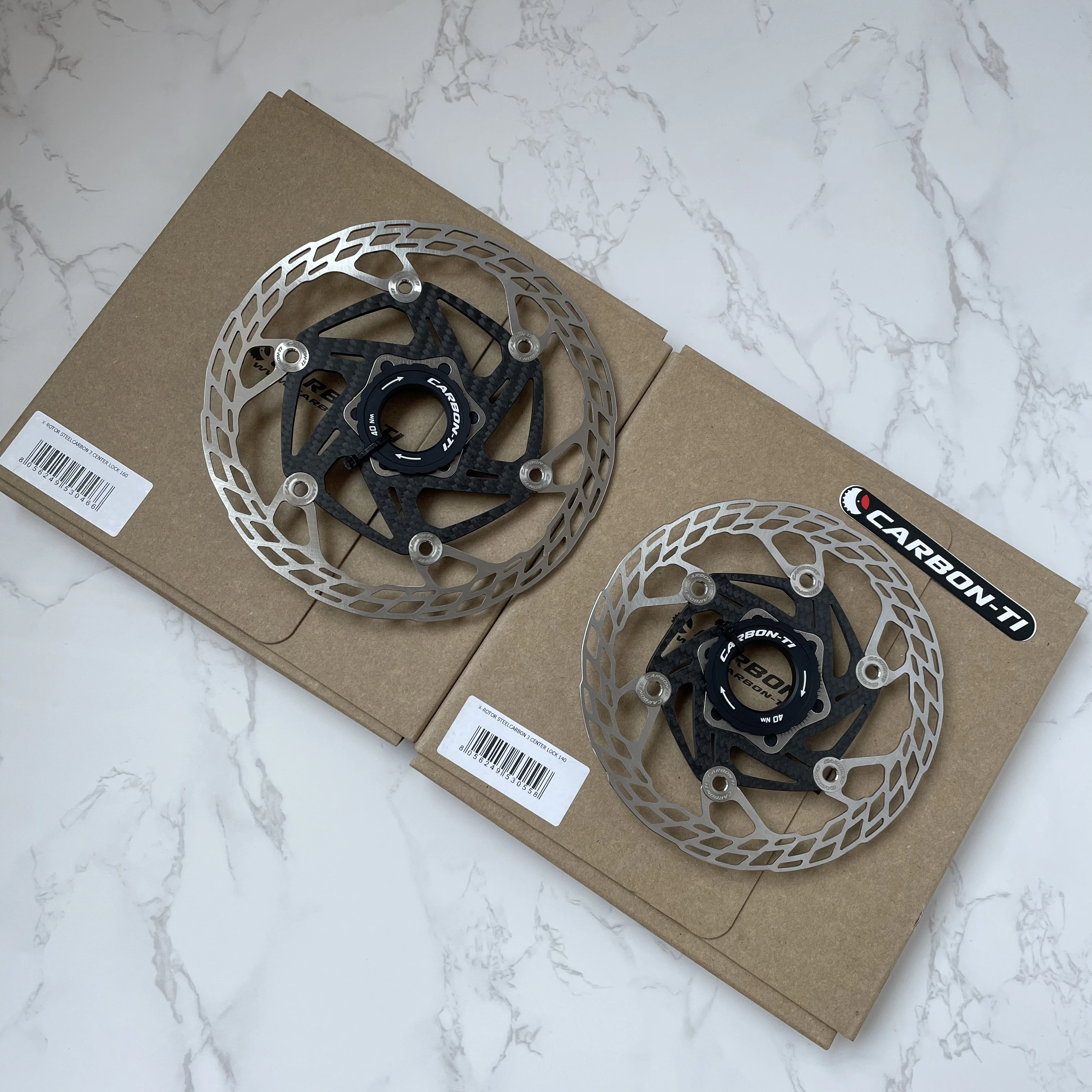 CARBON-TI X-Rotor SteelCarbon 3 140/160/180mm Center Lock a steel braking surface, a carbon fiber inner body, an Al7075 Center
CARBON-TI X-Rotor SteelCarbon 3 140/160/180mm Center Lock a steel braking surface, a carbon fiber inner body, an Al7075 Center