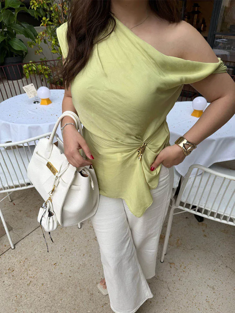 New Female Elegant Versatile Gold Inlaid Pleated Top Women Summer Fashion Sexy Silk Segment Texture Asymmetric Sleeveless Top
New Female Elegant Versatile Gold Inlaid Pleated Top Women Summer Fashion Sexy Silk Segment Texture Asymmetric Sleeveless Top