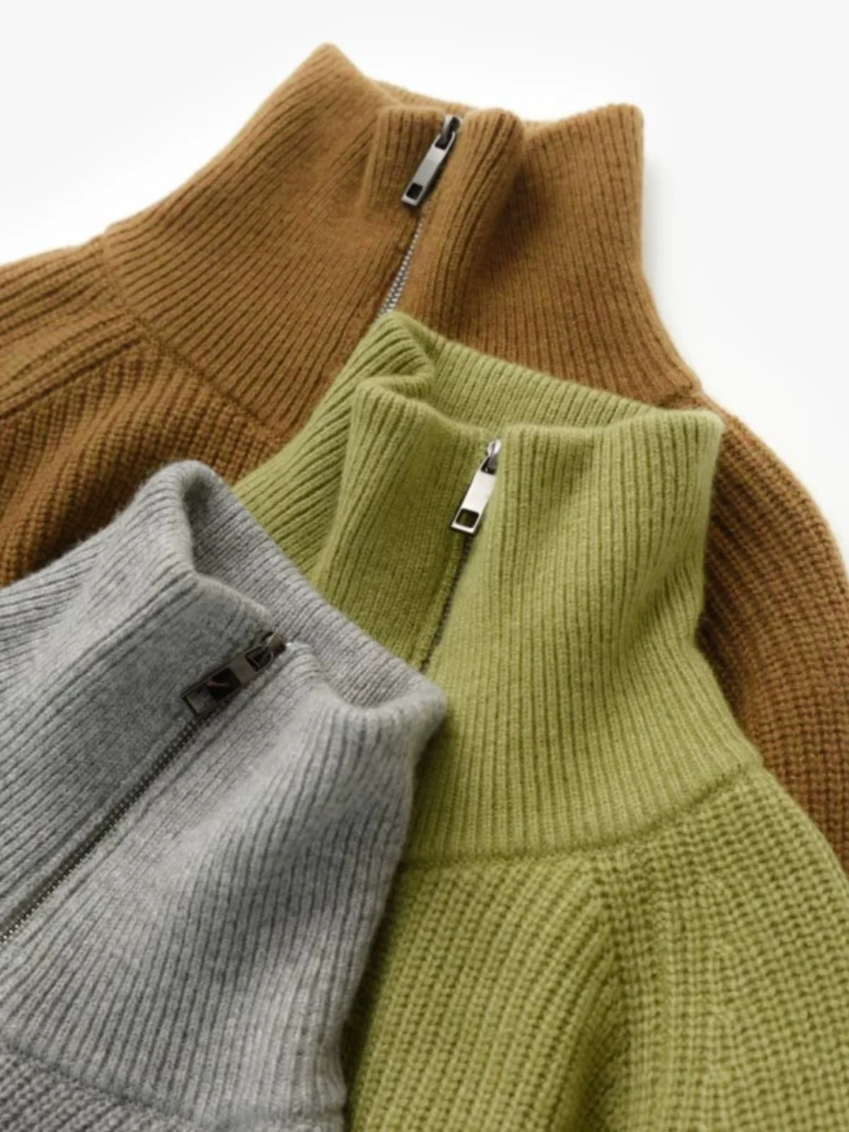 Утепленный кардиган из чистого кашемира для женщин, осенне-зимний, с высоким воротником, на двойной молнии, вязаный, с отложным воротником, для ношения поверх одежды.
Утепленный кардиган из чистого кашемира для женщин, осенне-зимний, с высоким воротником, на двойной молнии, вязаный, с отложным воротником, для ношения поверх одежды.