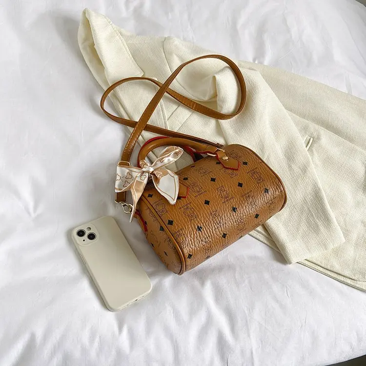 Зимняя женская сумка-тоут из мягкой кожи в стиле ретро 2026, просторная сумка через плечо с регулируемым ремешком, нишевая эстетичная сумочка для ежедневного использования
Зимняя женская сумка-тоут из мягкой кожи в стиле ретро 2026, просторная сумка через плечо с регулируемым ремешком, нишевая эстетичная сумочка для ежедневного использования