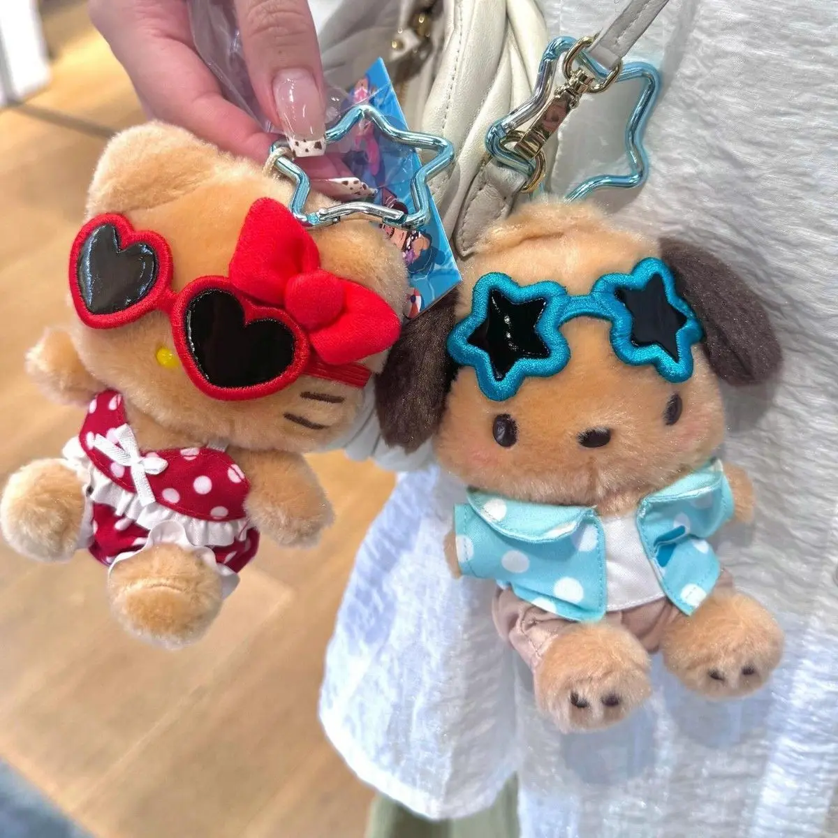 Sanrio Island Vacation Pochacco Plush Pendant, Cute Black Skin Hello Kitty Doll Charm, Trendy Kawaii Cartoon Girly Stuffed Toy
Sanrio Island Vacation Pochacco Plush Pendant, Cute Black Skin Hello Kitty Doll Charm, Trendy Kawaii Cartoon Girly Stuffed Toy