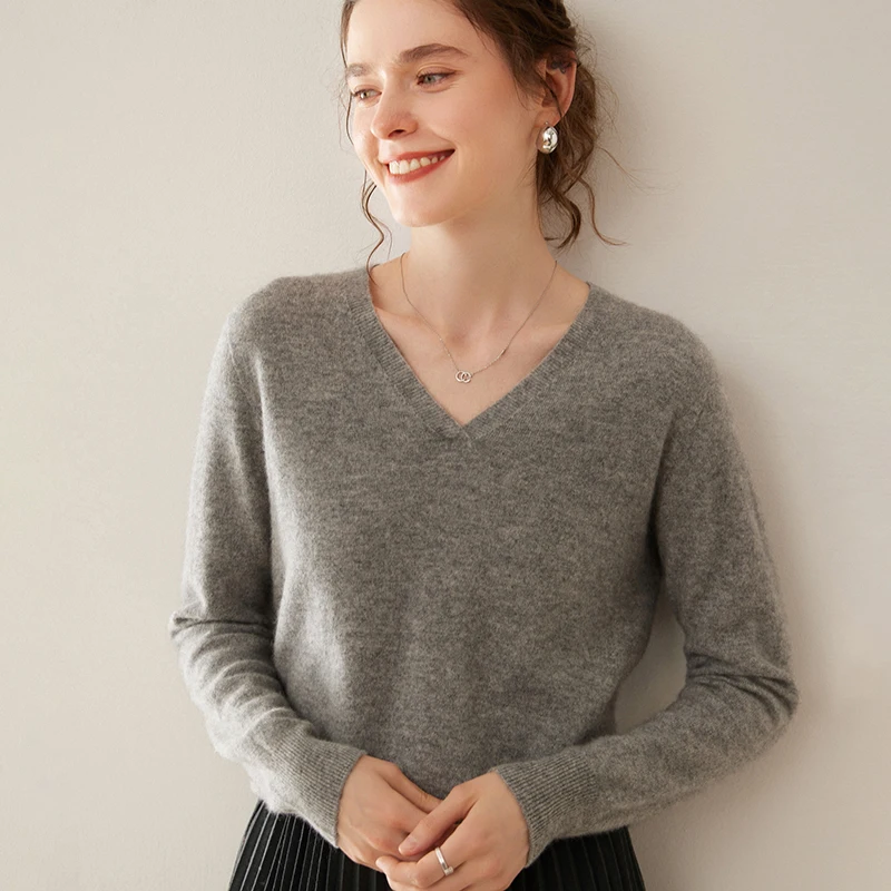 Classic New Women's Cashmere V-neck pullover Thick, Fashionable, Soft Knitted Pattern Long Sleeve High Quality Top
Classic New Women's Cashmere V-neck pullover Thick, Fashionable, Soft Knitted Pattern Long Sleeve High Quality Top